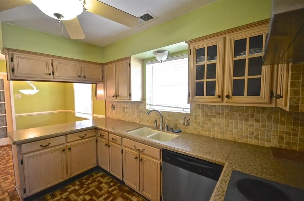 Single Family Residence For Sale in Harris County , 5951 Lattimer Drive, Houston, Texas 77035, 3 Bedroom, 2 Bathroom, 2 Garage spaces, 2,280 Sqft, built in 1960, mls#21385712, Real Estate Agent in Houston, Homes For Sale in Harris county, Homes For Sale in Houston, Realtor in Houston Texas, Real Estate Brokerage Independent Realty Texas, Luminita Cordes Realtor