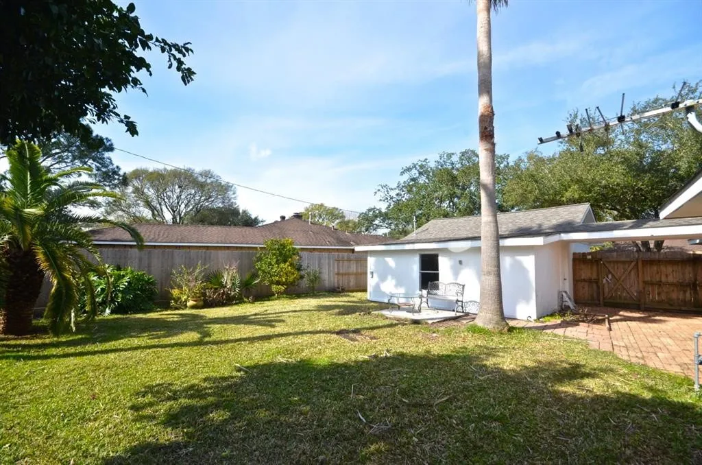 Single Family Residence For Sale in Harris County , 5951 Lattimer Drive, Houston, Texas 77035, 3 Bedroom, 2 Bathroom, 2 Garage spaces, 2,280 Sqft, built in 1960, mls#21385712, Real Estate Agent in Houston, Homes For Sale in Harris county, Homes For Sale in Houston, Realtor in Houston Texas, Real Estate Brokerage Independent Realty Texas, Luminita Cordes Realtor