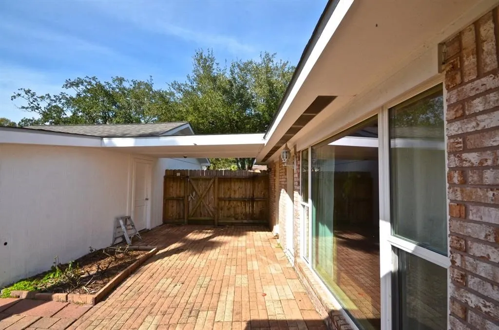 Single Family Residence For Sale in Harris County , 5951 Lattimer Drive, Houston, Texas 77035, 3 Bedroom, 2 Bathroom, 2 Garage spaces, 2,280 Sqft, built in 1960, mls#21385712, Real Estate Agent in Houston, Homes For Sale in Harris county, Homes For Sale in Houston, Realtor in Houston Texas, Real Estate Brokerage Independent Realty Texas, Luminita Cordes Realtor