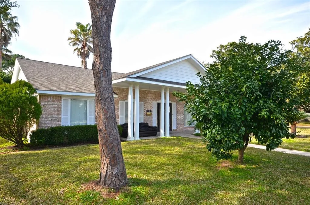 Single Family Residence For Sale in Harris County , 5951 Lattimer Drive, Houston, Texas 77035, 3 Bedroom, 2 Bathroom, 2 Garage spaces, 2,280 Sqft, built in 1960, mls#21385712, Real Estate Agent in Houston, Homes For Sale in Harris county, Homes For Sale in Houston, Realtor in Houston Texas, Real Estate Brokerage Independent Realty Texas, Luminita Cordes Realtor