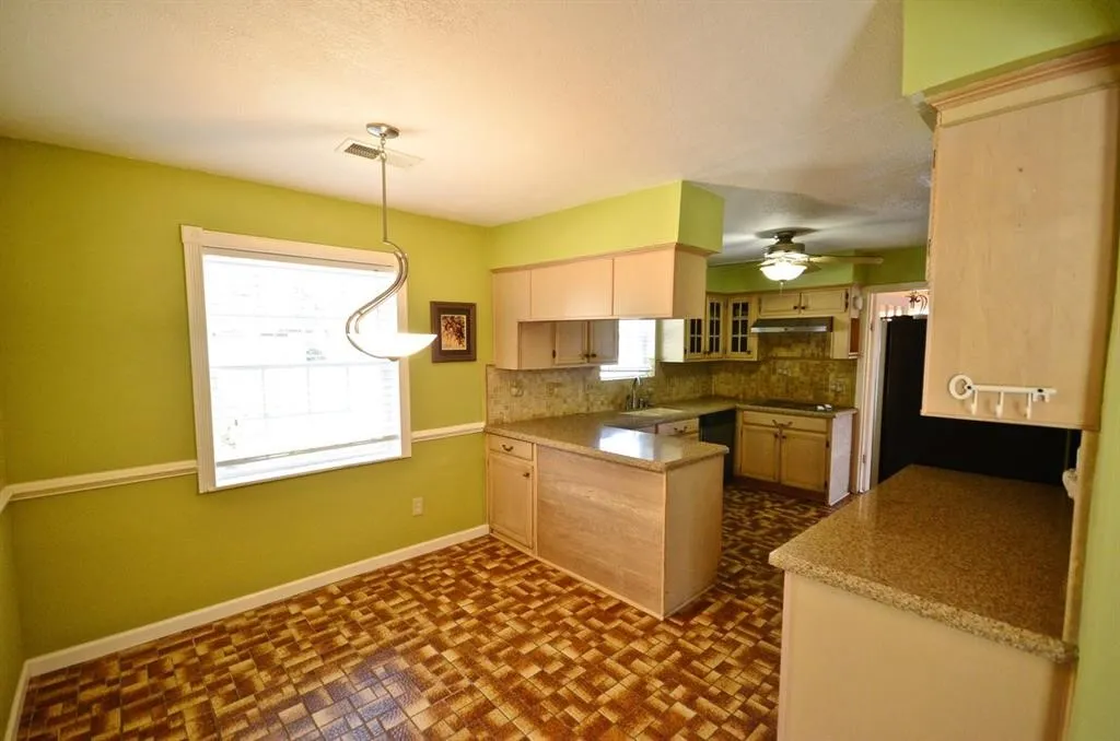 Single Family Residence For Sale in Harris County , 5951 Lattimer Drive, Houston, Texas 77035, 3 Bedroom, 2 Bathroom, 2 Garage spaces, 2,280 Sqft, built in 1960, mls#21385712, Real Estate Agent in Houston, Homes For Sale in Harris county, Homes For Sale in Houston, Realtor in Houston Texas, Real Estate Brokerage Independent Realty Texas, Luminita Cordes Realtor