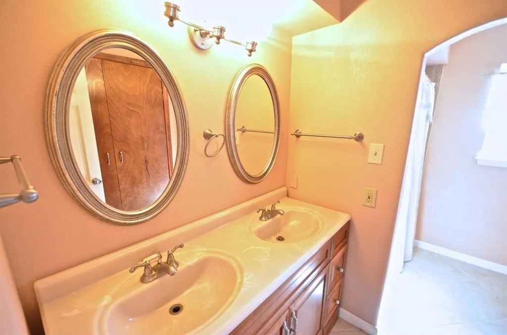 Single Family Residence For Sale in Harris County , 5951 Lattimer Drive, Houston, Texas 77035, 3 Bedroom, 2 Bathroom, 2 Garage spaces, 2,280 Sqft, built in 1960, mls#21385712, Real Estate Agent in Houston, Homes For Sale in Harris county, Homes For Sale in Houston, Realtor in Houston Texas, Real Estate Brokerage Independent Realty Texas, Luminita Cordes Realtor