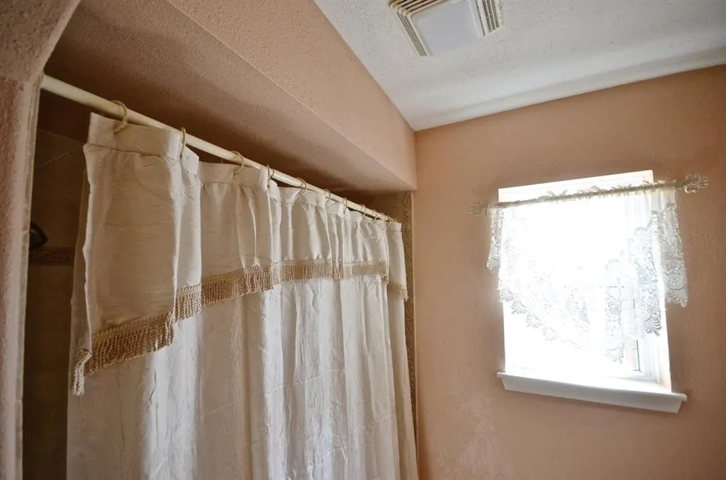 Single Family Residence For Sale in Harris County , 5951 Lattimer Drive, Houston, Texas 77035, 3 Bedroom, 2 Bathroom, 2 Garage spaces, 2,280 Sqft, built in 1960, mls#21385712, Real Estate Agent in Houston, Homes For Sale in Harris county, Homes For Sale in Houston, Realtor in Houston Texas, Real Estate Brokerage Independent Realty Texas, Luminita Cordes Realtor