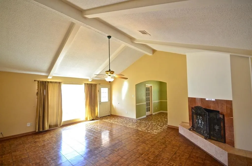 Single Family Residence For Sale in Harris County , 5951 Lattimer Drive, Houston, Texas 77035, 3 Bedroom, 2 Bathroom, 2 Garage spaces, 2,280 Sqft, built in 1960, mls#21385712, Real Estate Agent in Houston, Homes For Sale in Harris county, Homes For Sale in Houston, Realtor in Houston Texas, Real Estate Brokerage Independent Realty Texas, Luminita Cordes Realtor