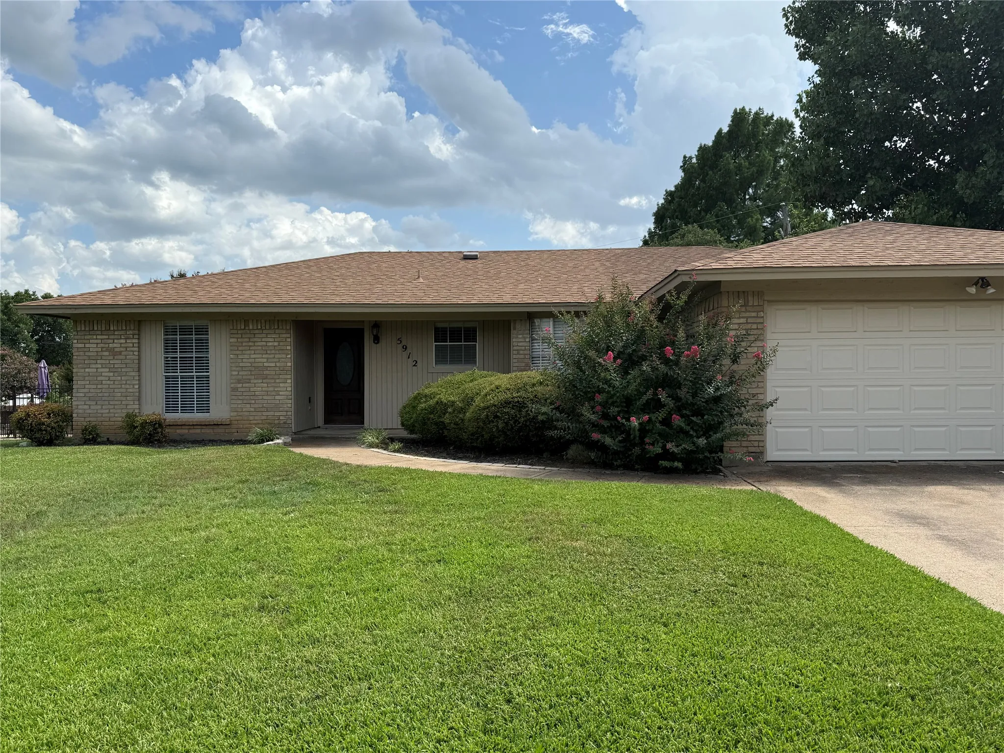 Single Family Residence For Rent in Tarrant County , 5912 Pleasant Hill Drive, Arlington, Texas 76016, 3 Bedroom, 2 Bathroom, 2 Garage spaces, 1,399 Sqft, built in 1978, mls#21391379, Real Estate Agent in Arlington, Homes For Rent in Tarrant county, Homes For Rent in Arlington, Realtor in Arlington Texas, Real Estate Brokerage Independent Realty Texas, Luminita Cordes Realtor