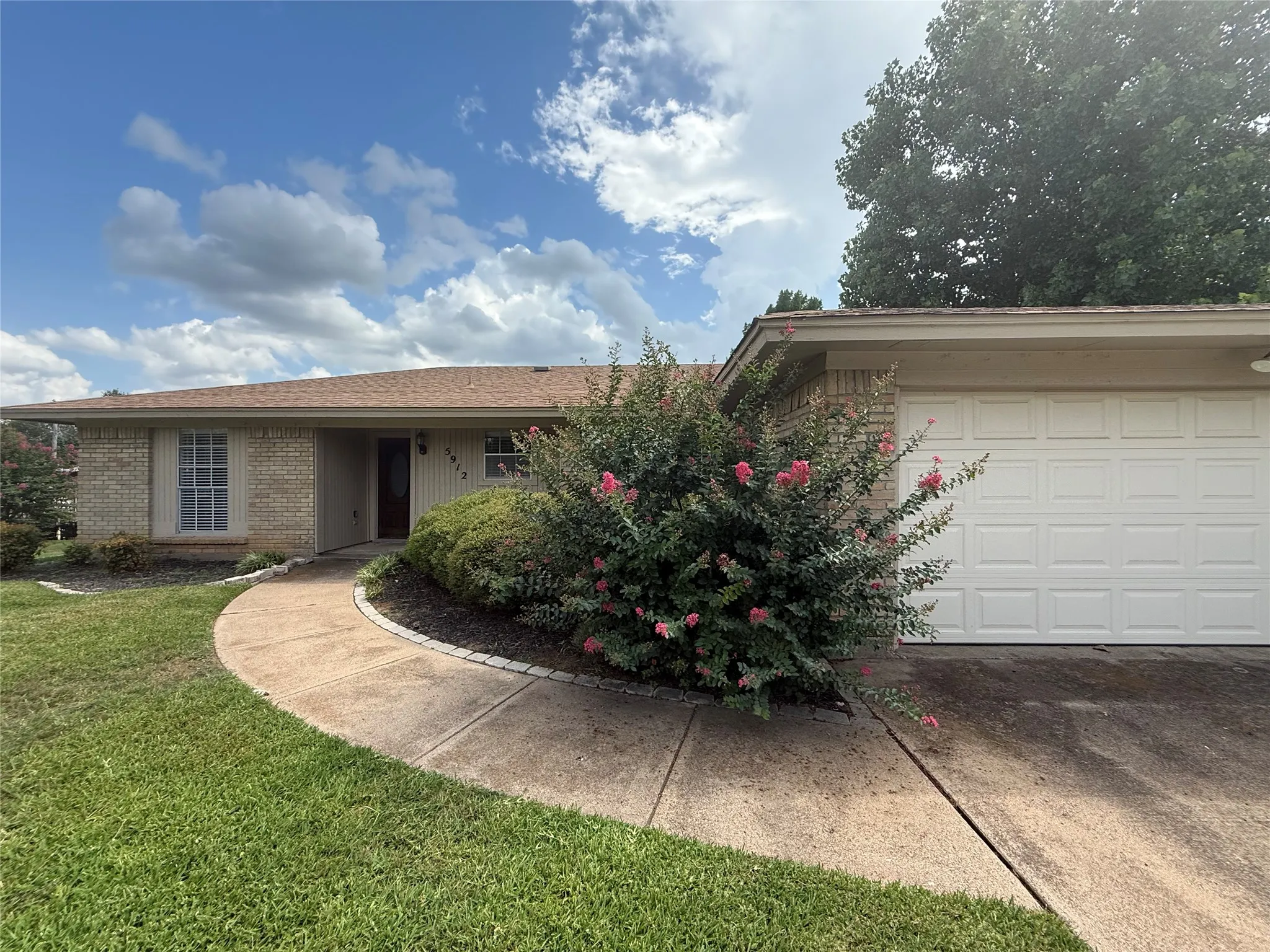 Single Family Residence For Rent in Tarrant County , 5912 Pleasant Hill Drive, Arlington, Texas 76016, 3 Bedroom, 2 Bathroom, 2 Garage spaces, 1,399 Sqft, built in 1978, mls#21391379, Real Estate Agent in Arlington, Homes For Rent in Tarrant county, Homes For Rent in Arlington, Realtor in Arlington Texas, Real Estate Brokerage Independent Realty Texas, Luminita Cordes Realtor