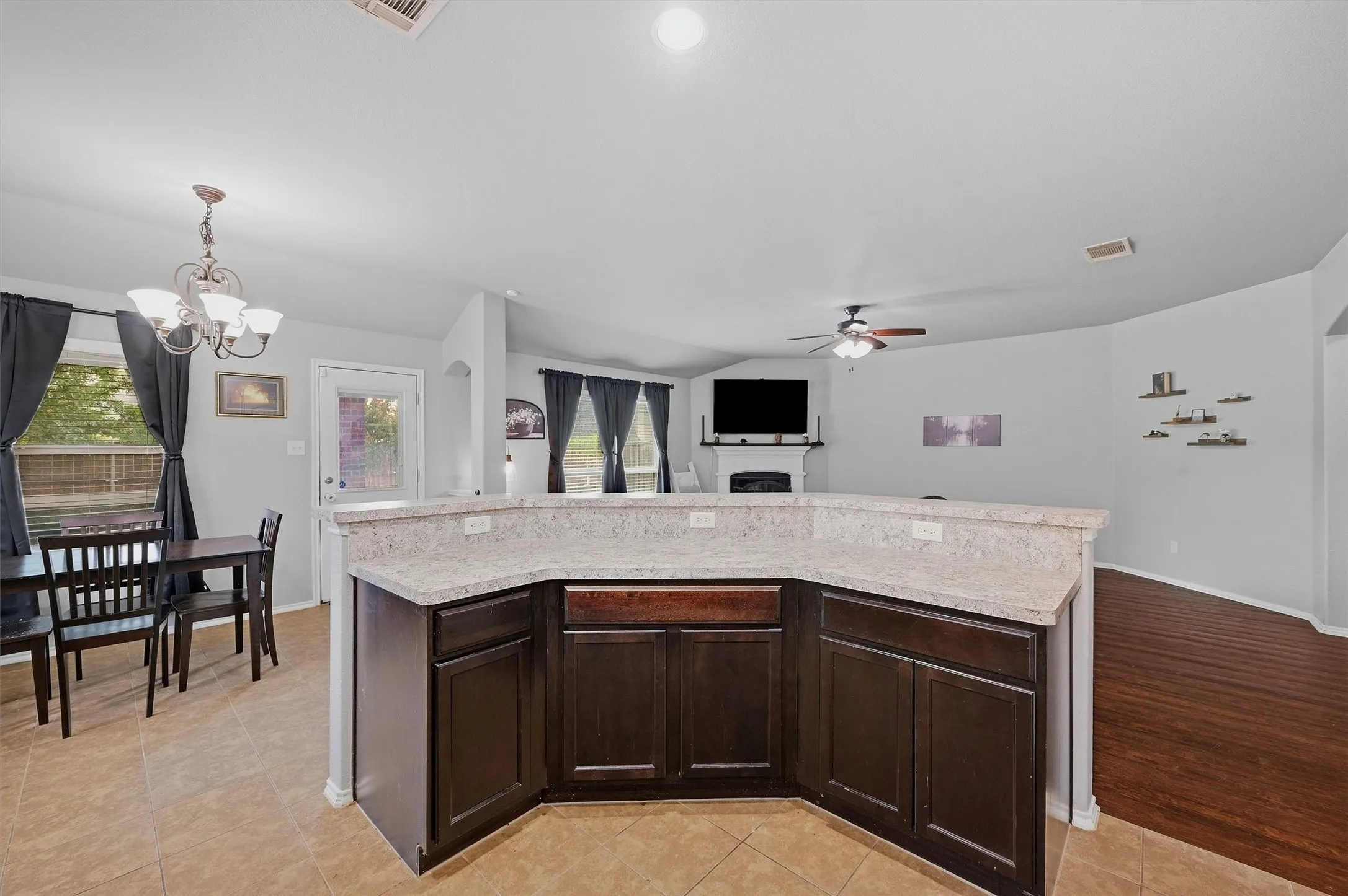 Single Family Residence For Sale in Grayson County , 409 Bryn Mawr Lane, Van Alstyne, Texas 75495, 3 Bedroom, 2 Bathroom, 2 Garage spaces, 1,658 Sqft, built in 2013, mls#21390653, Real Estate Agent in Van Alstyne, Homes For Sale in Grayson county, Homes For Sale in Van Alstyne, Realtor in Van Alstyne Texas, Real Estate Brokerage Independent Realty Texas, Luminita Cordes Realtor