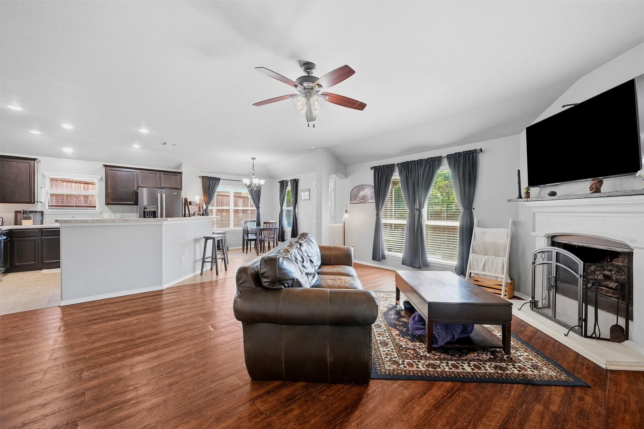 Single Family Residence For Sale in Grayson County , 409 Bryn Mawr Lane, Van Alstyne, Texas 75495, 3 Bedroom, 2 Bathroom, 2 Garage spaces, 1,658 Sqft, built in 2013, mls#21390653, Real Estate Agent in Van Alstyne, Homes For Sale in Grayson county, Homes For Sale in Van Alstyne, Realtor in Van Alstyne Texas, Real Estate Brokerage Independent Realty Texas, Luminita Cordes Realtor