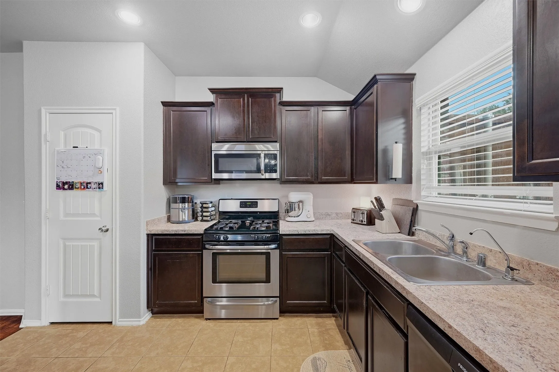 Single Family Residence For Sale in Grayson County , 409 Bryn Mawr Lane, Van Alstyne, Texas 75495, 3 Bedroom, 2 Bathroom, 2 Garage spaces, 1,658 Sqft, built in 2013, mls#21390653, Real Estate Agent in Van Alstyne, Homes For Sale in Grayson county, Homes For Sale in Van Alstyne, Realtor in Van Alstyne Texas, Real Estate Brokerage Independent Realty Texas, Luminita Cordes Realtor