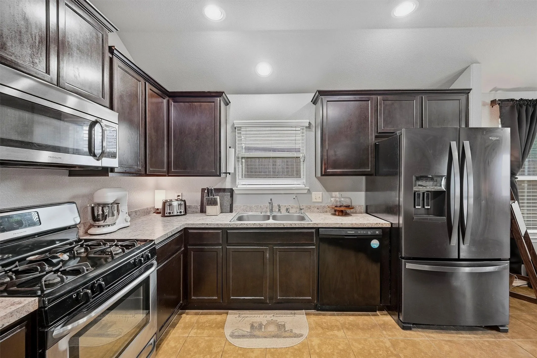 Single Family Residence For Sale in Grayson County , 409 Bryn Mawr Lane, Van Alstyne, Texas 75495, 3 Bedroom, 2 Bathroom, 2 Garage spaces, 1,658 Sqft, built in 2013, mls#21390653, Real Estate Agent in Van Alstyne, Homes For Sale in Grayson county, Homes For Sale in Van Alstyne, Realtor in Van Alstyne Texas, Real Estate Brokerage Independent Realty Texas, Luminita Cordes Realtor