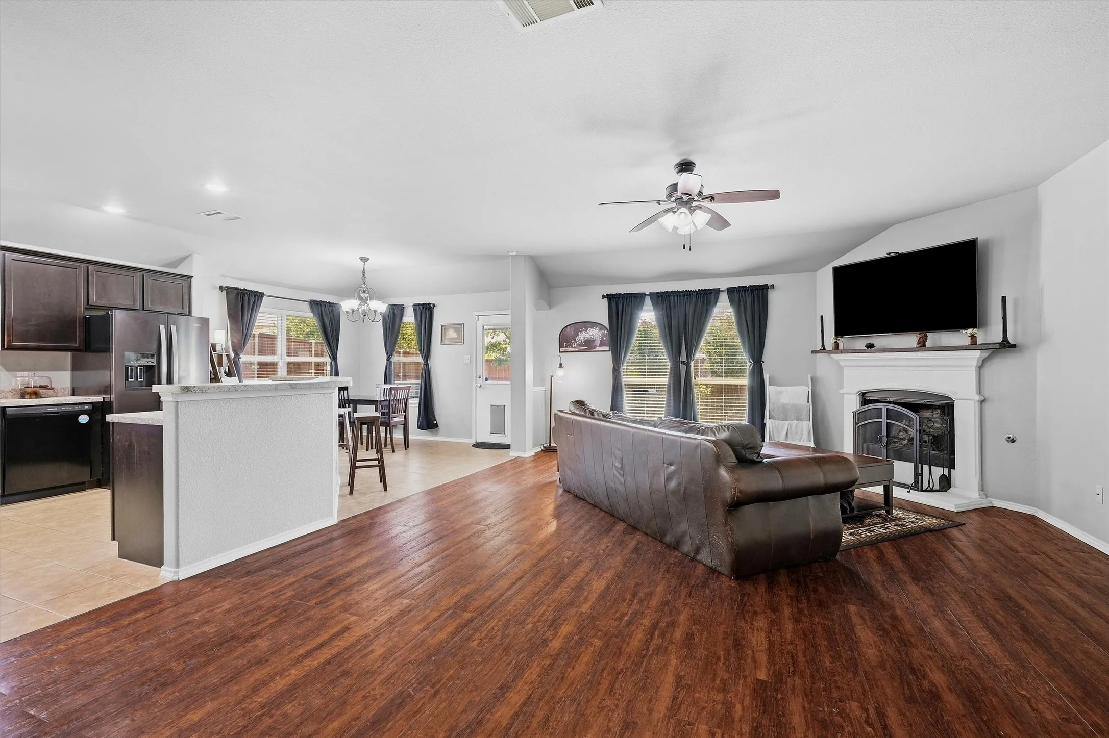 Single Family Residence For Sale in Grayson County , 409 Bryn Mawr Lane, Van Alstyne, Texas 75495, 3 Bedroom, 2 Bathroom, 2 Garage spaces, 1,658 Sqft, built in 2013, mls#21390653, Real Estate Agent in Van Alstyne, Homes For Sale in Grayson county, Homes For Sale in Van Alstyne, Realtor in Van Alstyne Texas, Real Estate Brokerage Independent Realty Texas, Luminita Cordes Realtor