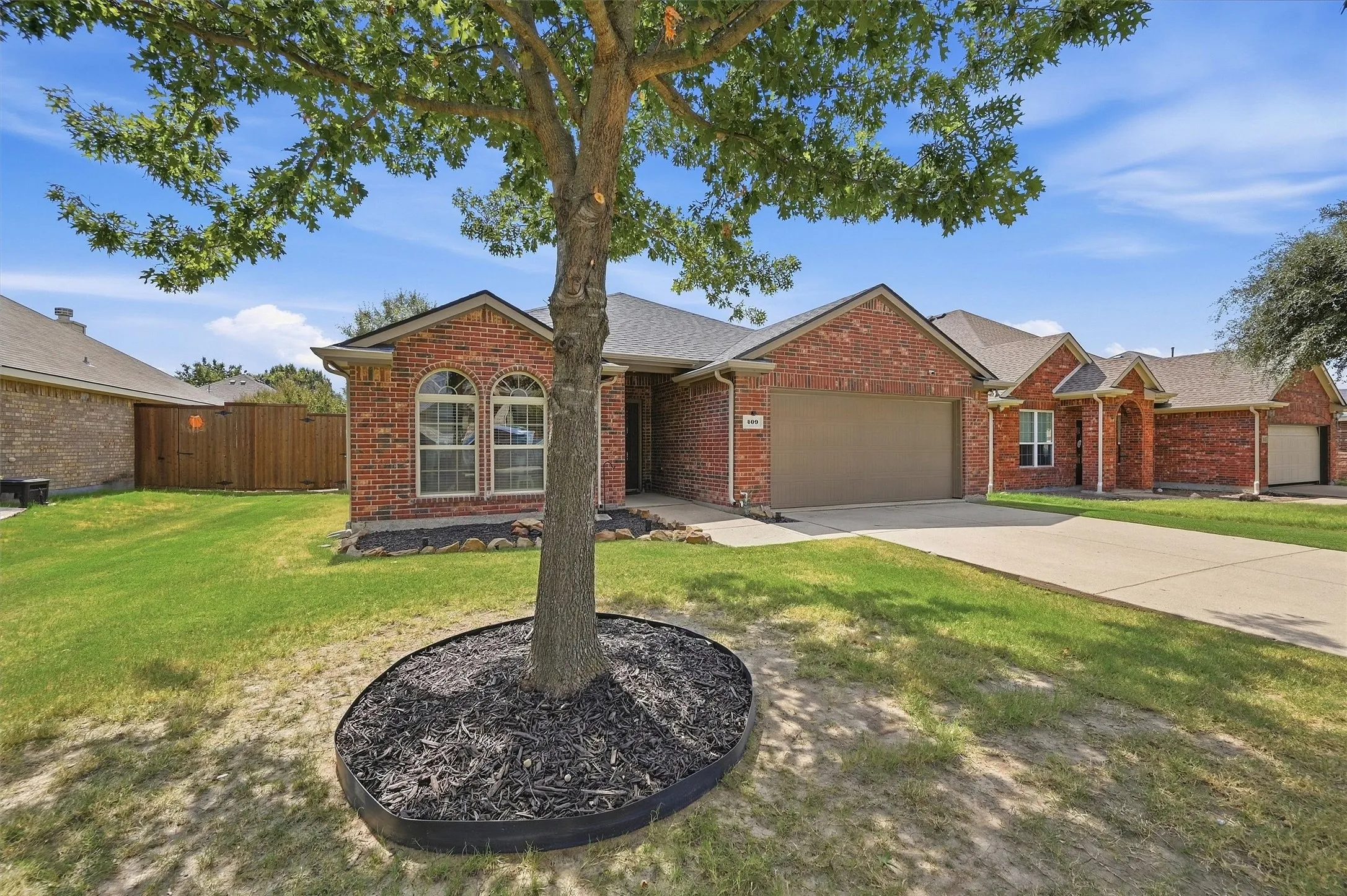 Single Family Residence For Sale in Grayson County , 409 Bryn Mawr Lane, Van Alstyne, Texas 75495, 3 Bedroom, 2 Bathroom, 2 Garage spaces, 1,658 Sqft, built in 2013, mls#21390653, Real Estate Agent in Van Alstyne, Homes For Sale in Grayson county, Homes For Sale in Van Alstyne, Realtor in Van Alstyne Texas, Real Estate Brokerage Independent Realty Texas, Luminita Cordes Realtor