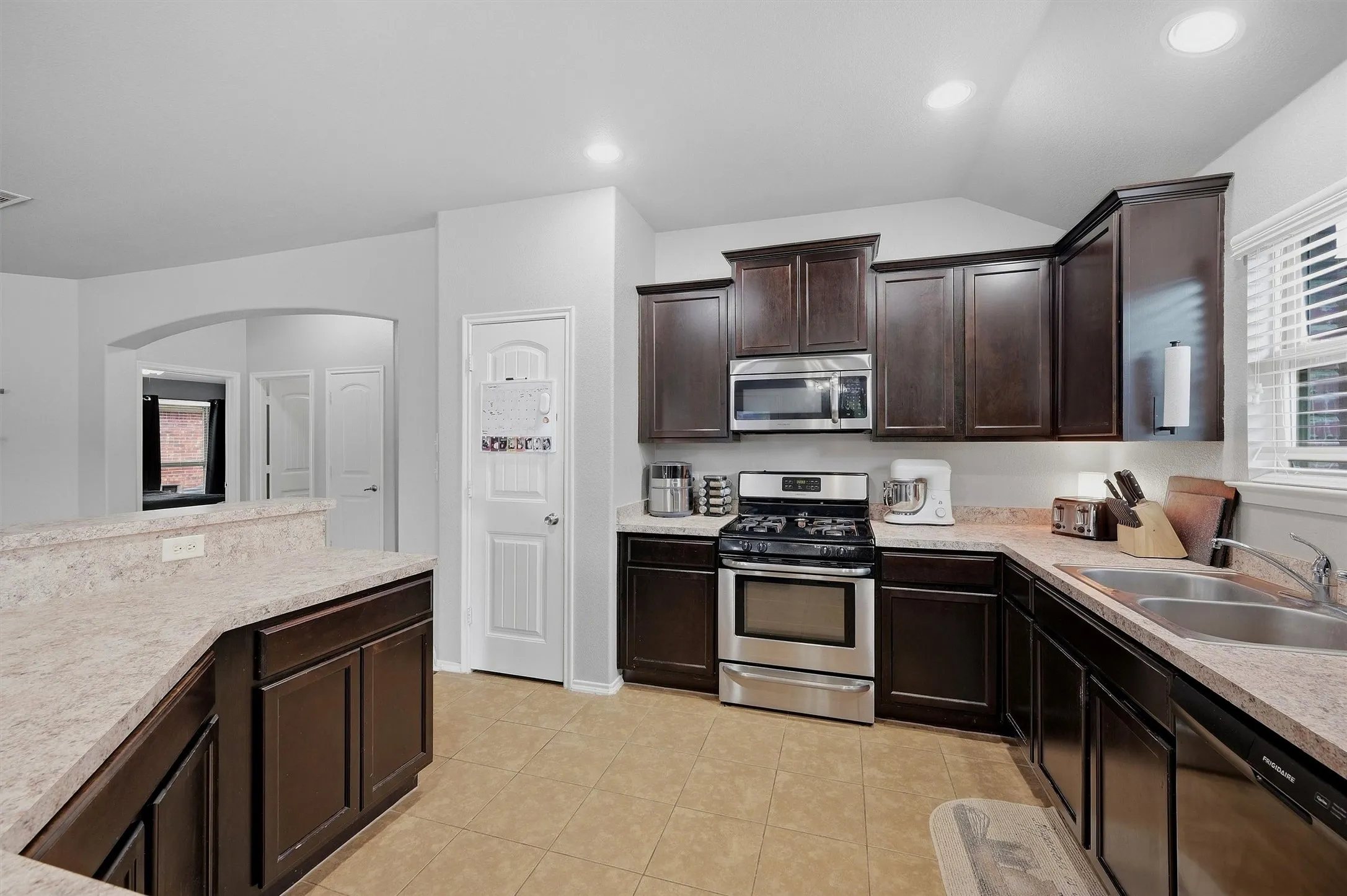 Single Family Residence For Sale in Grayson County , 409 Bryn Mawr Lane, Van Alstyne, Texas 75495, 3 Bedroom, 2 Bathroom, 2 Garage spaces, 1,658 Sqft, built in 2013, mls#21390653, Real Estate Agent in Van Alstyne, Homes For Sale in Grayson county, Homes For Sale in Van Alstyne, Realtor in Van Alstyne Texas, Real Estate Brokerage Independent Realty Texas, Luminita Cordes Realtor