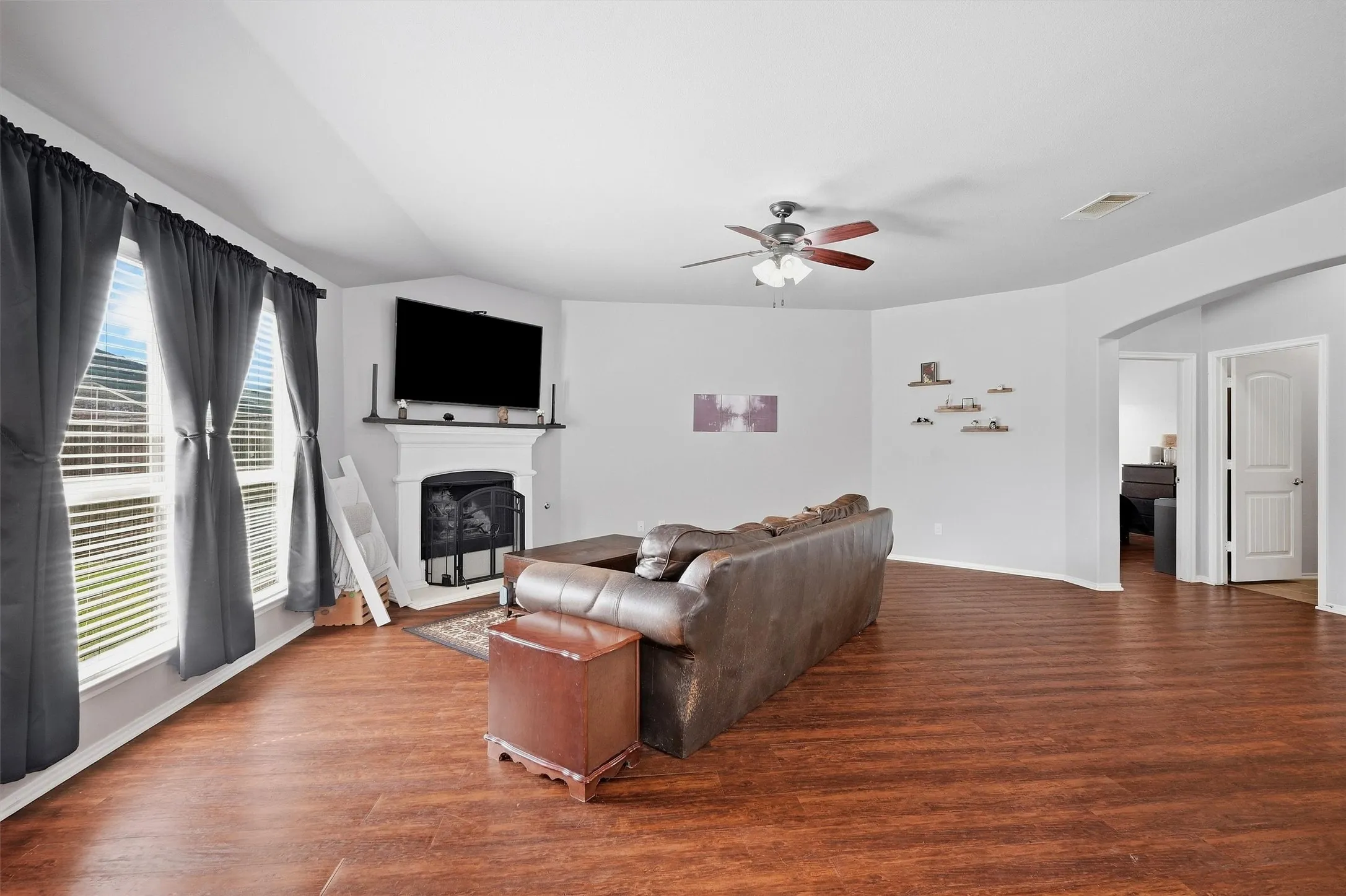 Single Family Residence For Sale in Grayson County , 409 Bryn Mawr Lane, Van Alstyne, Texas 75495, 3 Bedroom, 2 Bathroom, 2 Garage spaces, 1,658 Sqft, built in 2013, mls#21390653, Real Estate Agent in Van Alstyne, Homes For Sale in Grayson county, Homes For Sale in Van Alstyne, Realtor in Van Alstyne Texas, Real Estate Brokerage Independent Realty Texas, Luminita Cordes Realtor