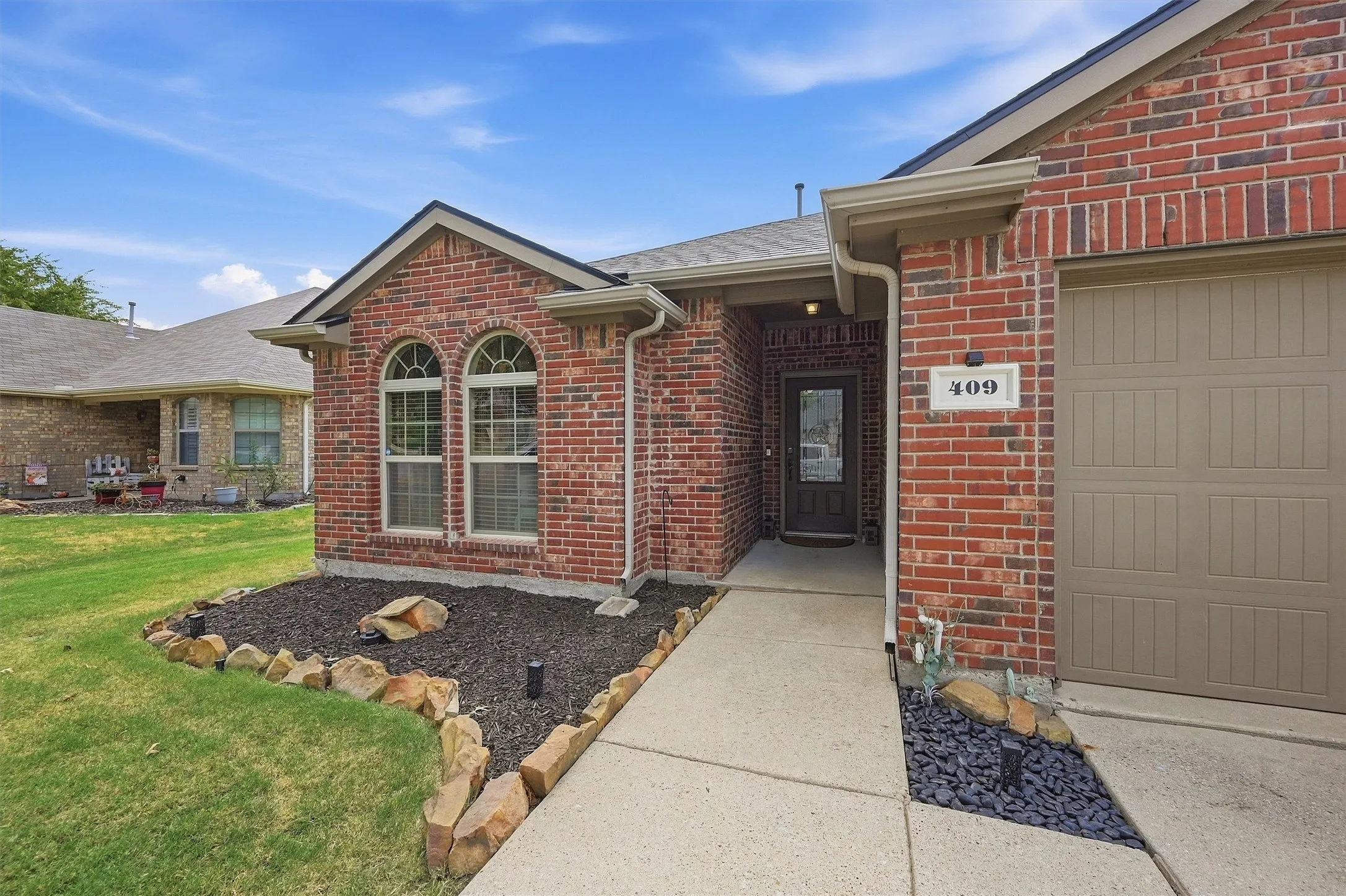 Single Family Residence For Sale in Grayson County , 409 Bryn Mawr Lane, Van Alstyne, Texas 75495, 3 Bedroom, 2 Bathroom, 2 Garage spaces, 1,658 Sqft, built in 2013, mls#21390653, Real Estate Agent in Van Alstyne, Homes For Sale in Grayson county, Homes For Sale in Van Alstyne, Realtor in Van Alstyne Texas, Real Estate Brokerage Independent Realty Texas, Luminita Cordes Realtor