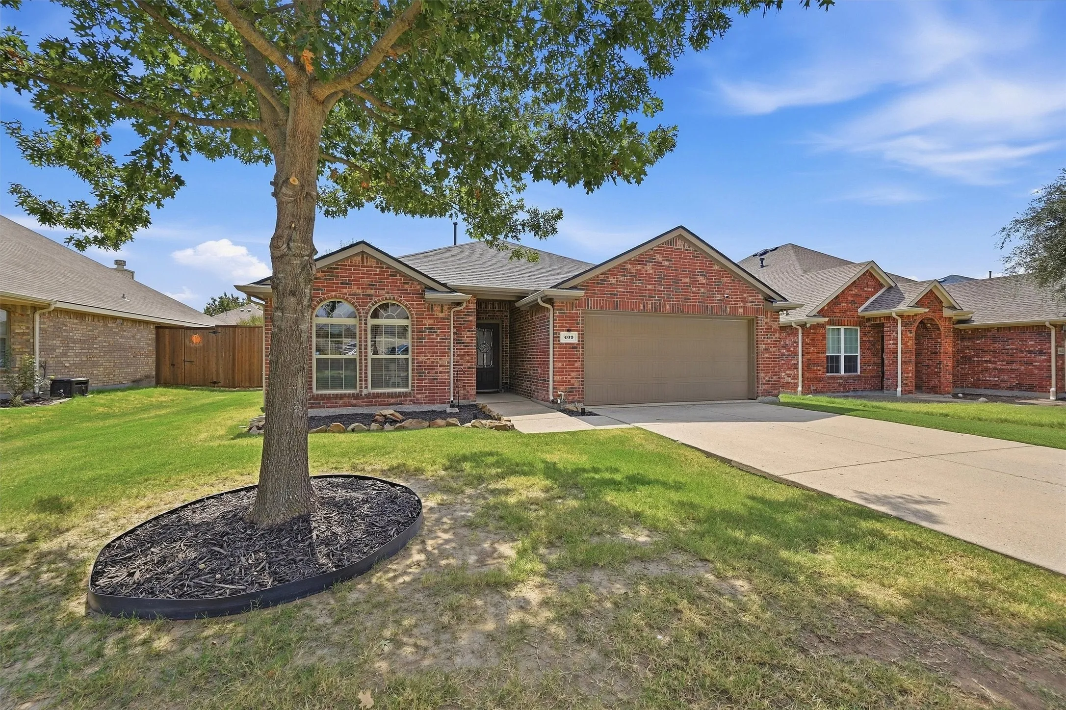 Single Family Residence For Sale in Grayson County , 409 Bryn Mawr Lane, Van Alstyne, Texas 75495, 3 Bedroom, 2 Bathroom, 2 Garage spaces, 1,658 Sqft, built in 2013, mls#21390653, Real Estate Agent in Van Alstyne, Homes For Sale in Grayson county, Homes For Sale in Van Alstyne, Realtor in Van Alstyne Texas, Real Estate Brokerage Independent Realty Texas, Luminita Cordes Realtor