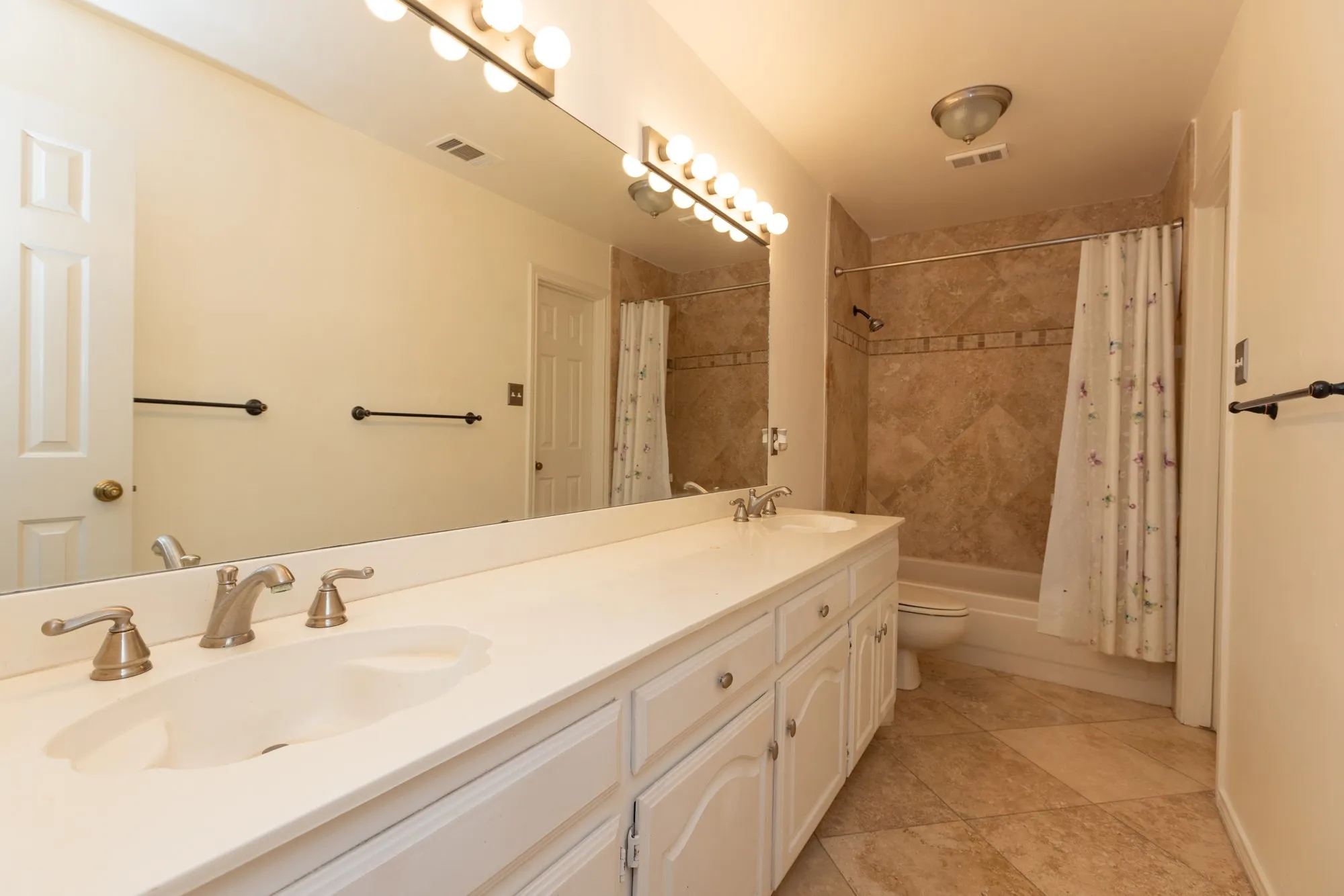 Single Family Residence For Rent in Collin County , 4669 Portrait Lane, Plano, Texas 75024, 3 Bedroom, 3 Bathroom, 2 Garage spaces, 2,299 Sqft, built in 1987, mls#21391245, Real Estate Agent in Plano, Homes For Rent in Collin county, Homes For Rent in Plano, Realtor in Plano Texas, Real Estate Brokerage Independent Realty Texas, Luminita Cordes Realtor