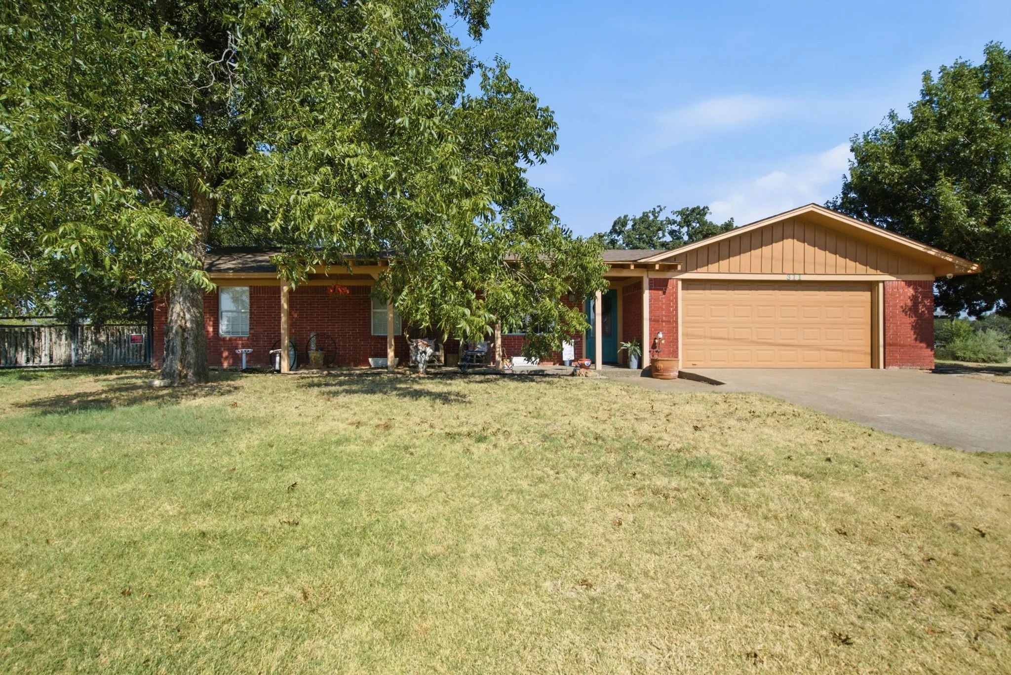 Single Family Residence For Sale in Hood County , 311 Dennis Road, Lipan, Texas 76462, 3 Bedroom, 2 Bathroom, 1 Garage spaces, 1,680 Sqft, built in 1974, mls#21391359, Real Estate Agent in Lipan, Homes For Sale in Hood county, Homes For Sale in Lipan, Realtor in Lipan Texas, Real Estate Brokerage Independent Realty Texas, Luminita Cordes Realtor