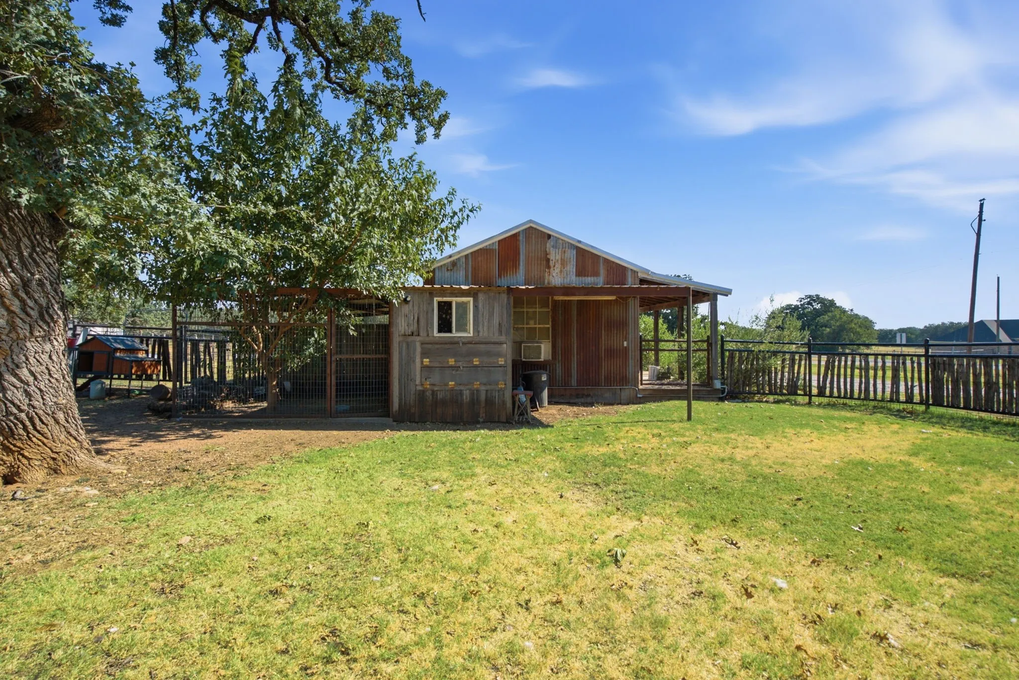 Single Family Residence For Sale in Hood County , 311 Dennis Road, Lipan, Texas 76462, 3 Bedroom, 2 Bathroom, 1 Garage spaces, 1,680 Sqft, built in 1974, mls#21391359, Real Estate Agent in Lipan, Homes For Sale in Hood county, Homes For Sale in Lipan, Realtor in Lipan Texas, Real Estate Brokerage Independent Realty Texas, Luminita Cordes Realtor