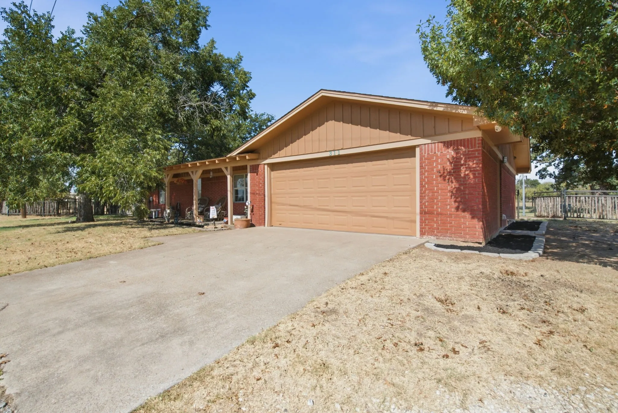Single Family Residence For Sale in Hood County , 311 Dennis Road, Lipan, Texas 76462, 3 Bedroom, 2 Bathroom, 1 Garage spaces, 1,680 Sqft, built in 1974, mls#21391359, Real Estate Agent in Lipan, Homes For Sale in Hood county, Homes For Sale in Lipan, Realtor in Lipan Texas, Real Estate Brokerage Independent Realty Texas, Luminita Cordes Realtor