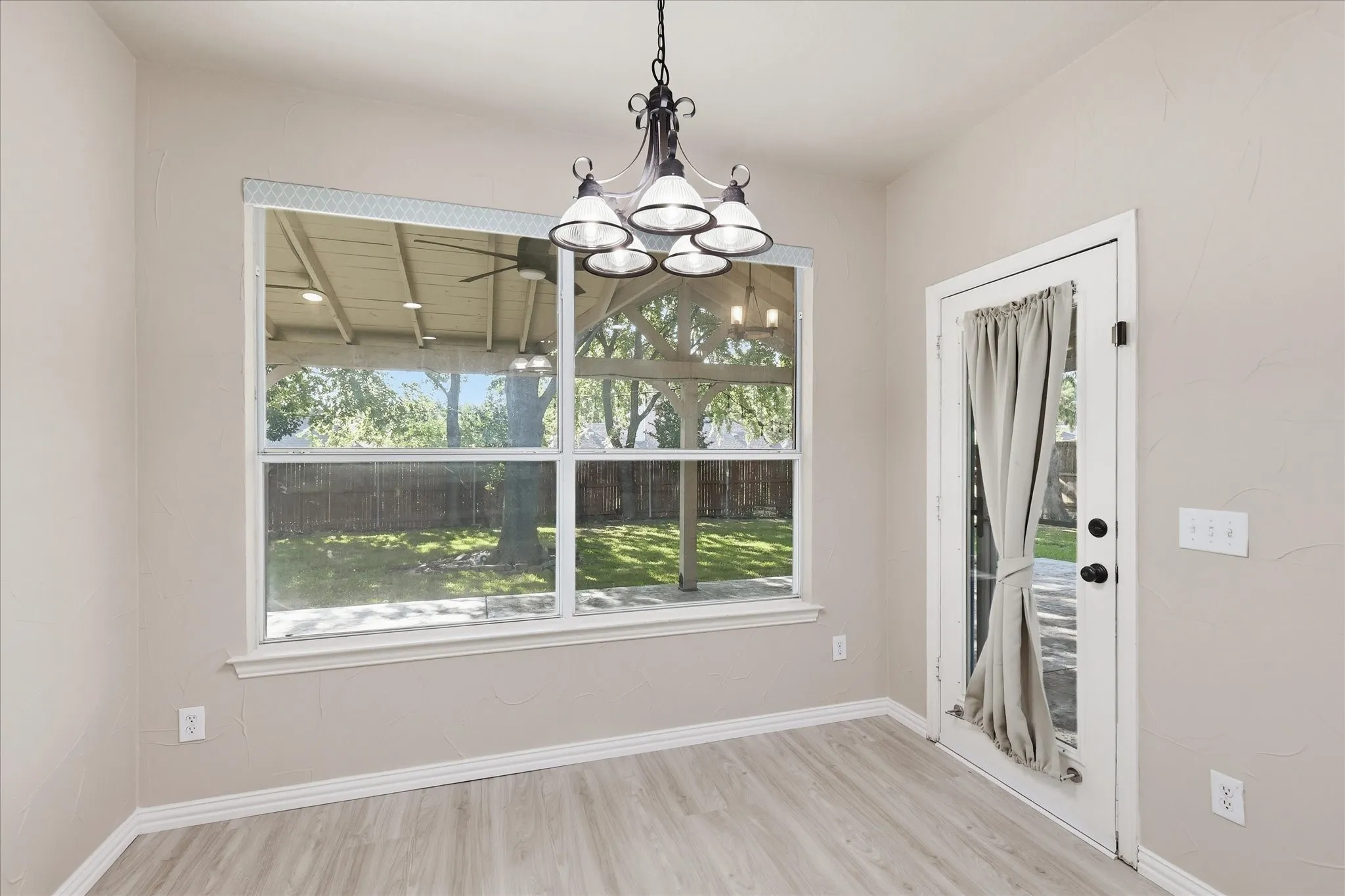 Big enough breakfast area that can accommodate a formal dining table