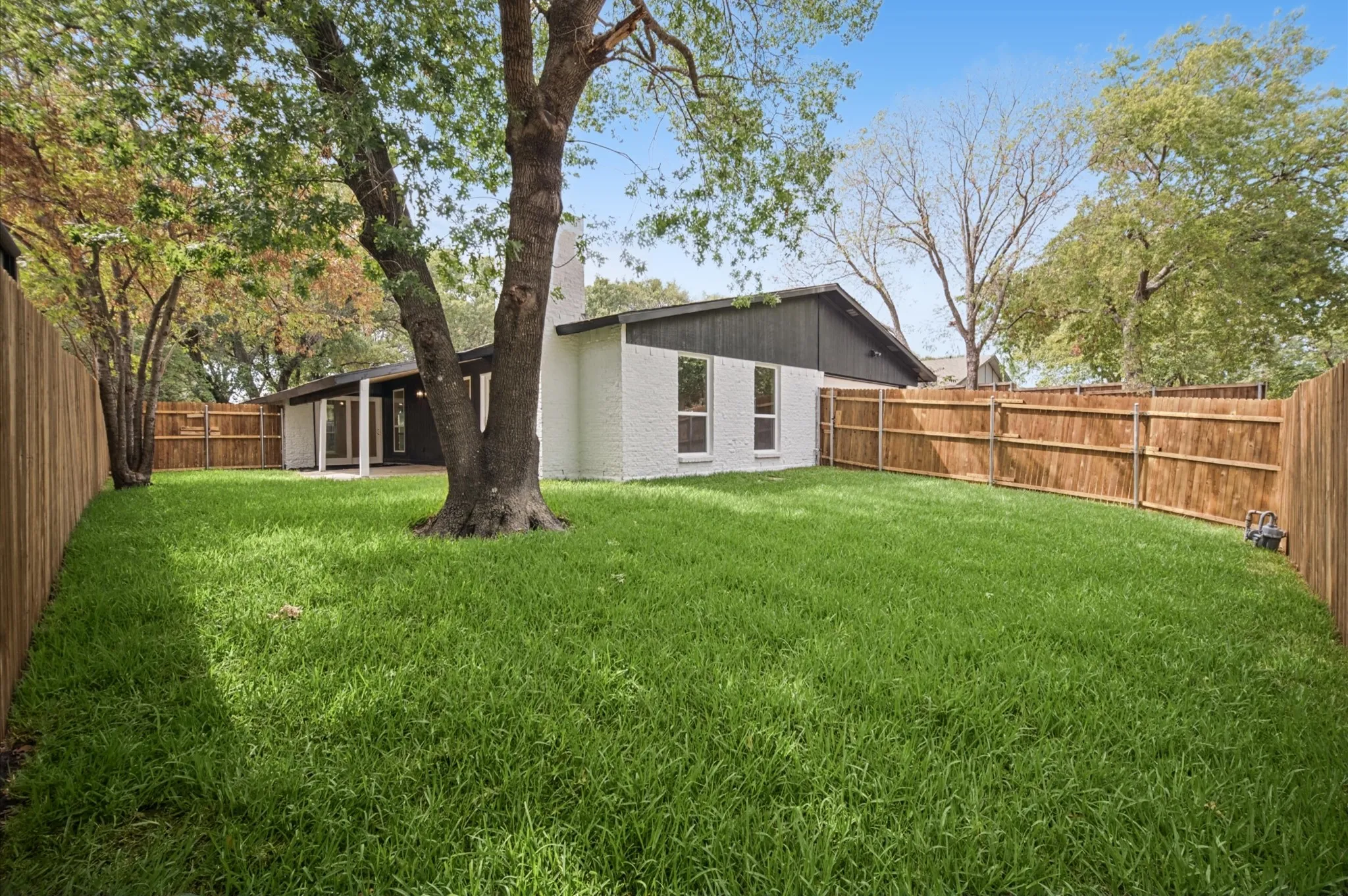 Single Family Residence For Sale in Dallas County , 3225 Collins Boulevard, Garland, Texas 75044, 3 Bedroom, 2 Bathroom, 2 Garage spaces, 1,991 Sqft, built in 1975, mls#21391376, Real Estate Agent in Garland, Homes For Sale in Dallas county, Homes For Sale in Garland, Realtor in Garland Texas, Real Estate Brokerage Independent Realty Texas, Luminita Cordes Realtor