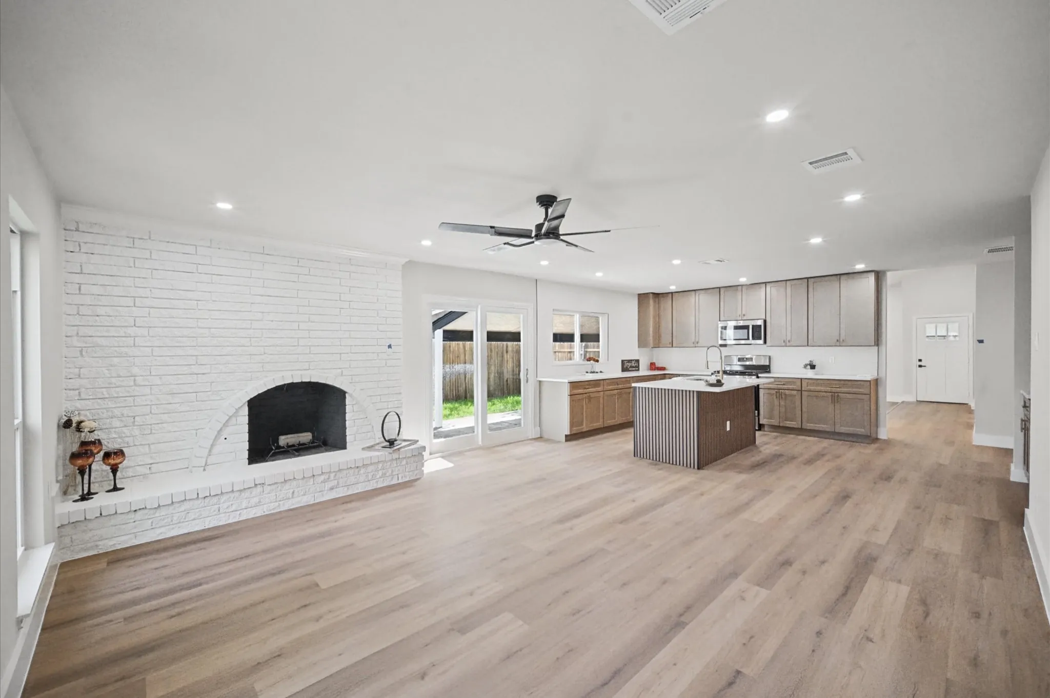 Single Family Residence For Sale in Dallas County , 3225 Collins Boulevard, Garland, Texas 75044, 3 Bedroom, 2 Bathroom, 2 Garage spaces, 1,991 Sqft, built in 1975, mls#21391376, Real Estate Agent in Garland, Homes For Sale in Dallas county, Homes For Sale in Garland, Realtor in Garland Texas, Real Estate Brokerage Independent Realty Texas, Luminita Cordes Realtor