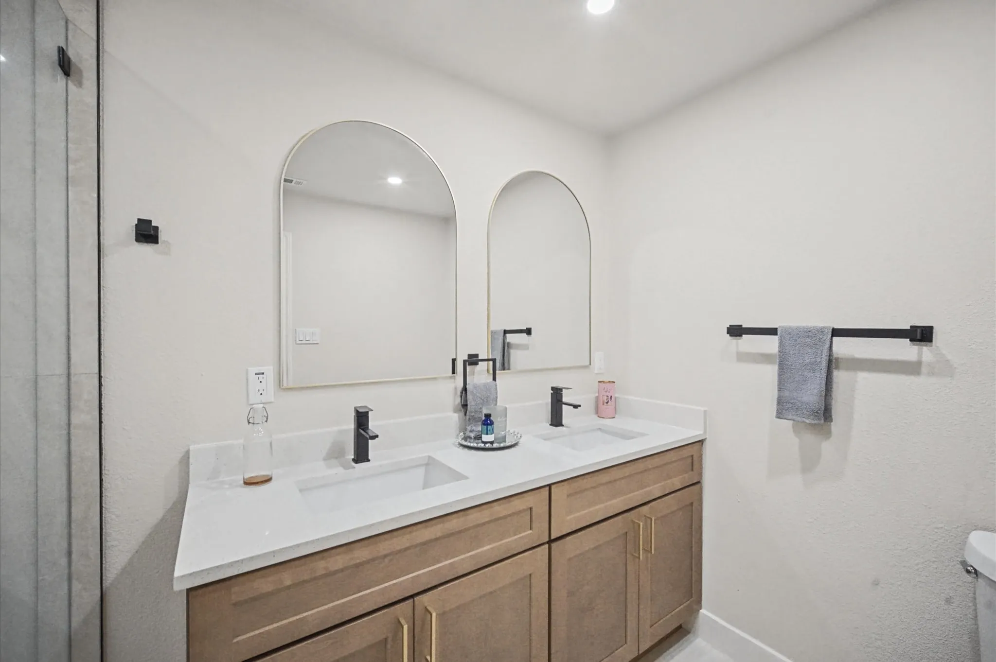 Single Family Residence For Sale in Dallas County , 3225 Collins Boulevard, Garland, Texas 75044, 3 Bedroom, 2 Bathroom, 2 Garage spaces, 1,991 Sqft, built in 1975, mls#21391376, Real Estate Agent in Garland, Homes For Sale in Dallas county, Homes For Sale in Garland, Realtor in Garland Texas, Real Estate Brokerage Independent Realty Texas, Luminita Cordes Realtor