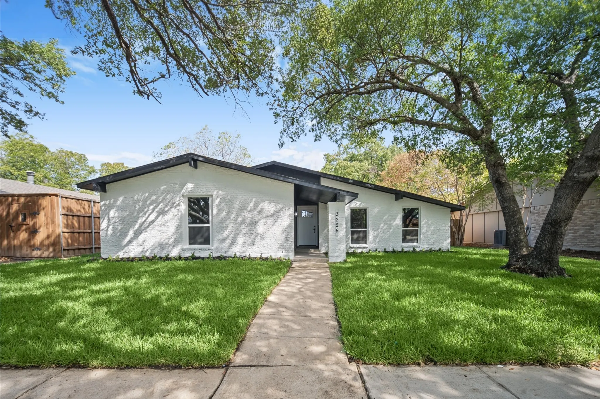 Single Family Residence For Sale in Dallas County , 3225 Collins Boulevard, Garland, Texas 75044, 3 Bedroom, 2 Bathroom, 2 Garage spaces, 1,991 Sqft, built in 1975, mls#21391376, Real Estate Agent in Garland, Homes For Sale in Dallas county, Homes For Sale in Garland, Realtor in Garland Texas, Real Estate Brokerage Independent Realty Texas, Luminita Cordes Realtor
