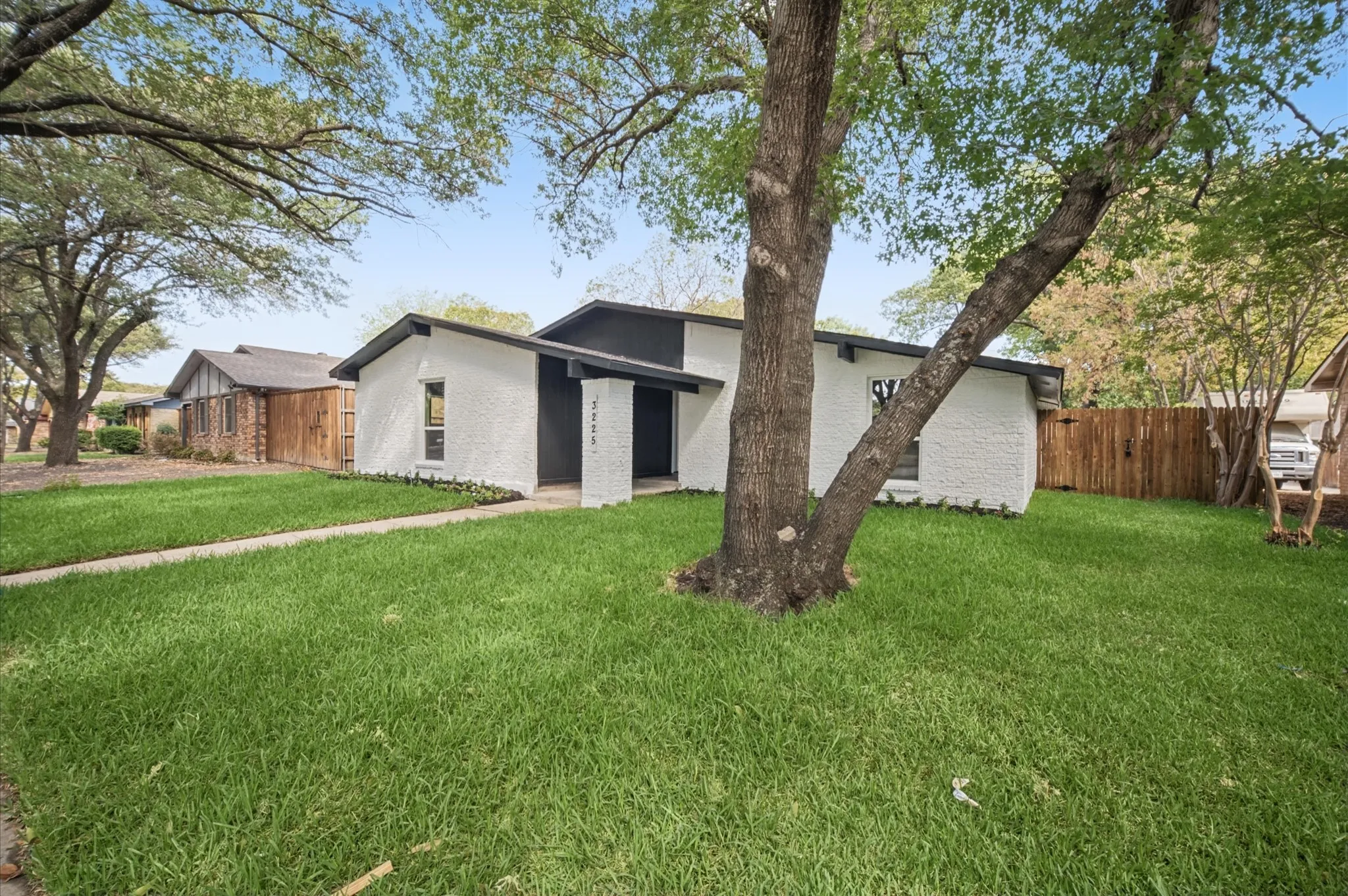 Single Family Residence For Sale in Dallas County , 3225 Collins Boulevard, Garland, Texas 75044, 3 Bedroom, 2 Bathroom, 2 Garage spaces, 1,991 Sqft, built in 1975, mls#21391376, Real Estate Agent in Garland, Homes For Sale in Dallas county, Homes For Sale in Garland, Realtor in Garland Texas, Real Estate Brokerage Independent Realty Texas, Luminita Cordes Realtor