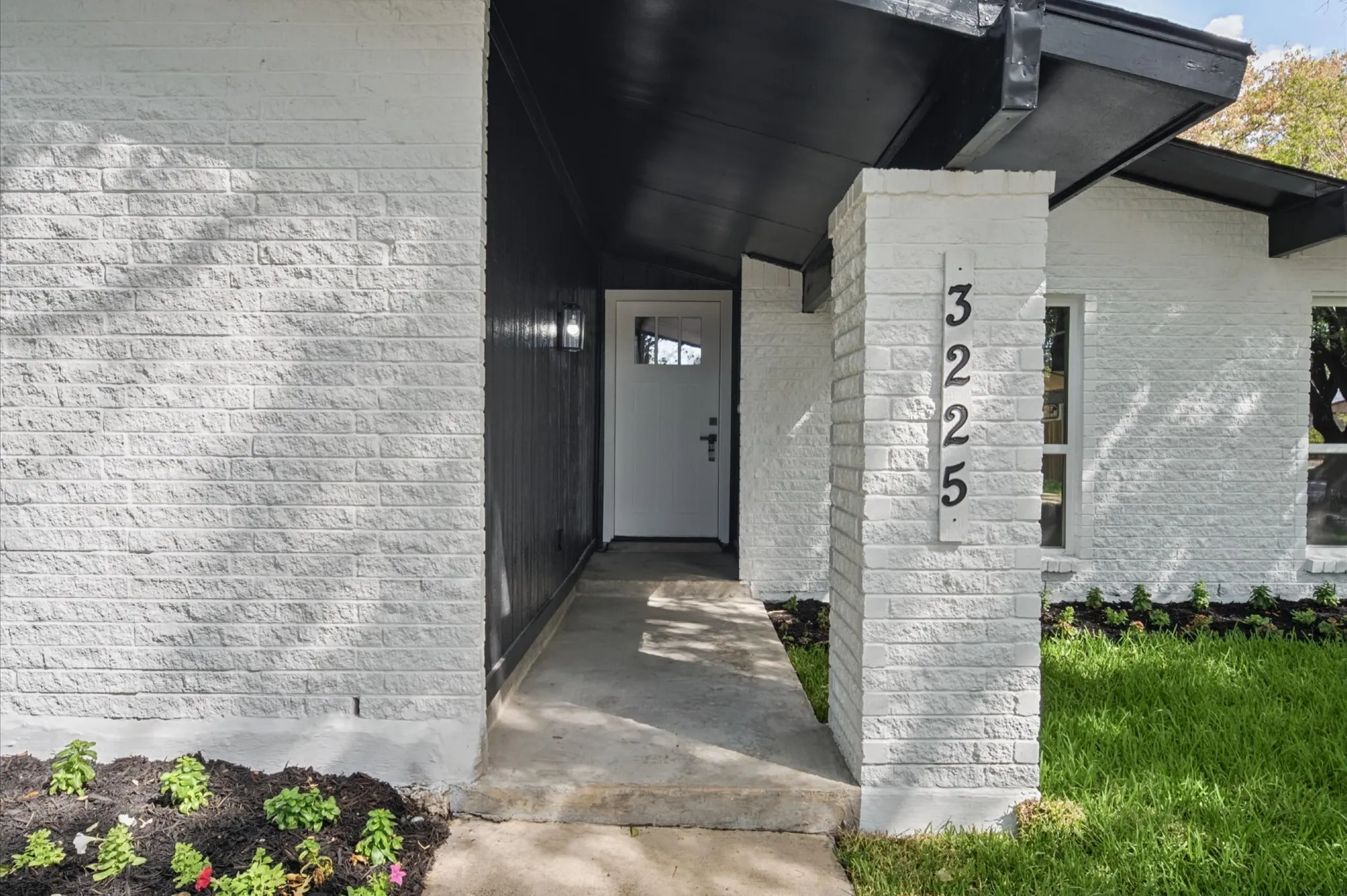 Single Family Residence For Sale in Dallas County , 3225 Collins Boulevard, Garland, Texas 75044, 3 Bedroom, 2 Bathroom, 2 Garage spaces, 1,991 Sqft, built in 1975, mls#21391376, Real Estate Agent in Garland, Homes For Sale in Dallas county, Homes For Sale in Garland, Realtor in Garland Texas, Real Estate Brokerage Independent Realty Texas, Luminita Cordes Realtor