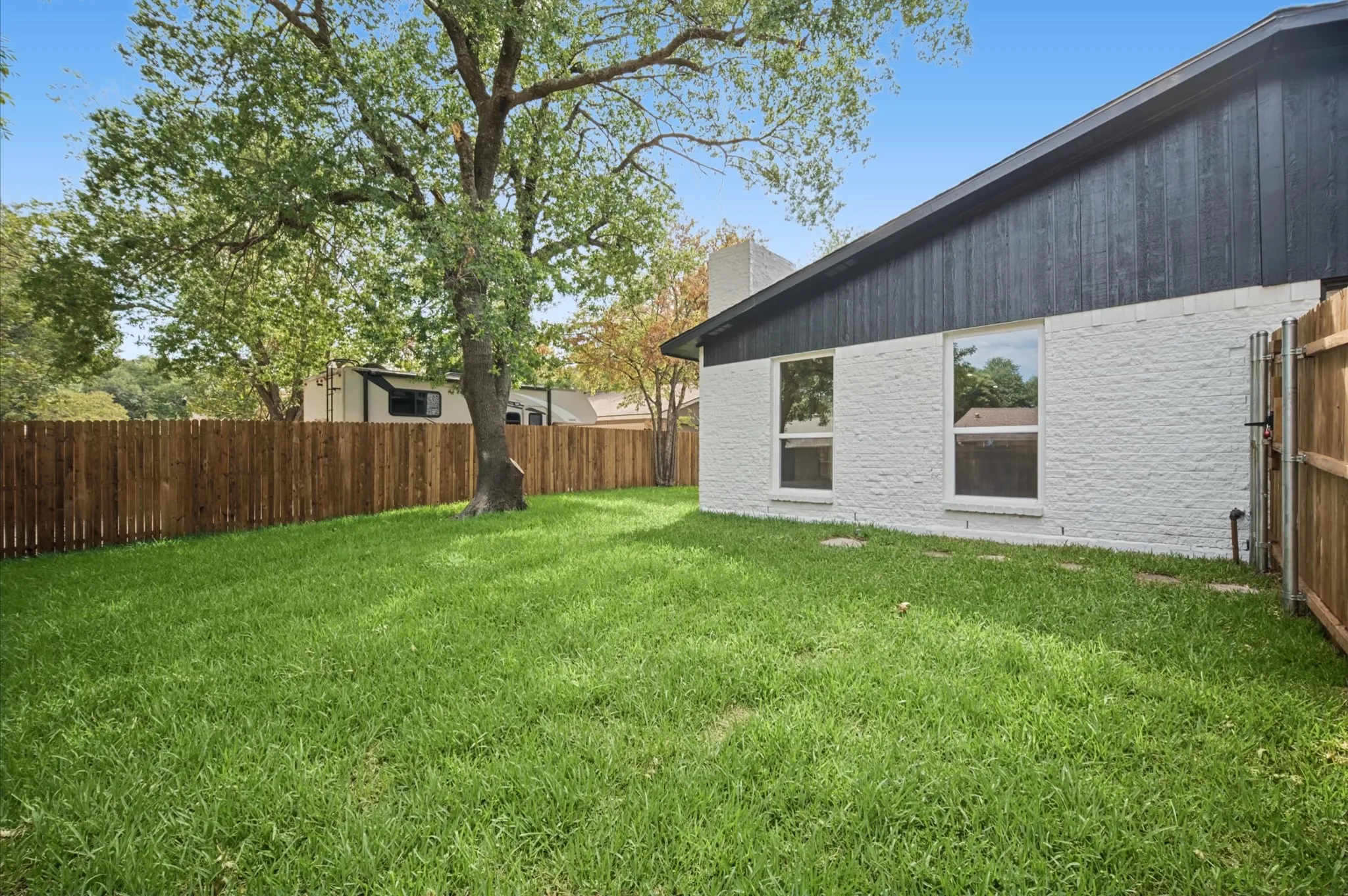 Single Family Residence For Sale in Dallas County , 3225 Collins Boulevard, Garland, Texas 75044, 3 Bedroom, 2 Bathroom, 2 Garage spaces, 1,991 Sqft, built in 1975, mls#21391376, Real Estate Agent in Garland, Homes For Sale in Dallas county, Homes For Sale in Garland, Realtor in Garland Texas, Real Estate Brokerage Independent Realty Texas, Luminita Cordes Realtor