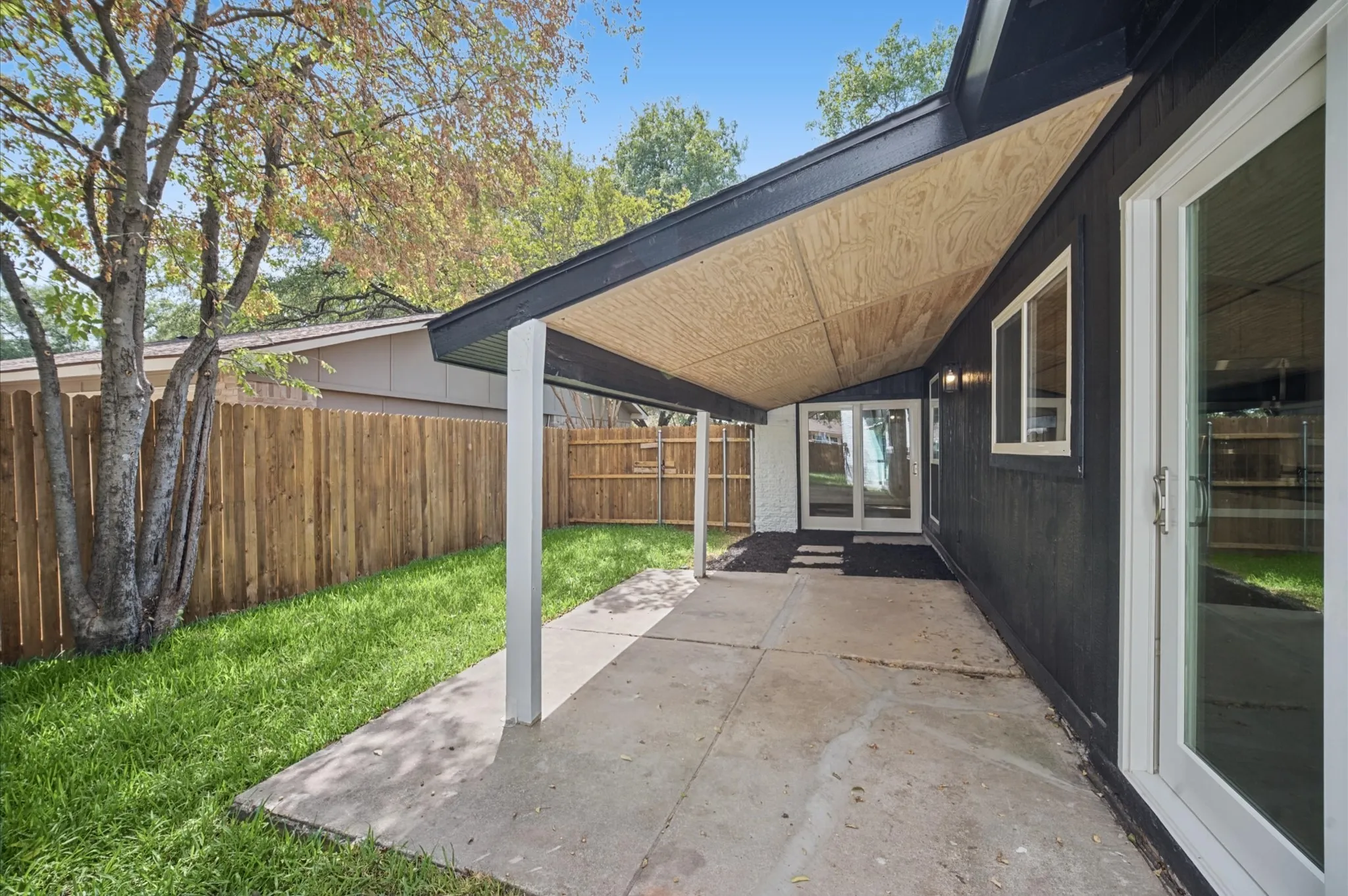Single Family Residence For Sale in Dallas County , 3225 Collins Boulevard, Garland, Texas 75044, 3 Bedroom, 2 Bathroom, 2 Garage spaces, 1,991 Sqft, built in 1975, mls#21391376, Real Estate Agent in Garland, Homes For Sale in Dallas county, Homes For Sale in Garland, Realtor in Garland Texas, Real Estate Brokerage Independent Realty Texas, Luminita Cordes Realtor