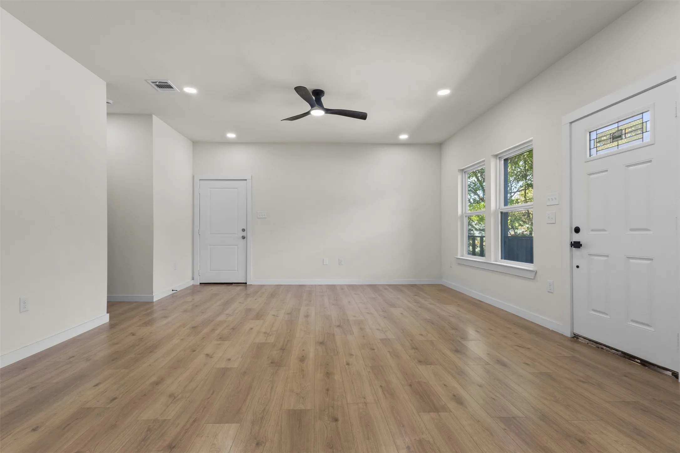 Single Family Residence For Sale in Dallas County , 333 Levant Avenue, Dallas, Texas 75217, 4 Bedroom, 2 Bathroom, Garage spaces, 1,562 Sqft, built in 1945, mls#21361933, Real Estate Agent in Dallas, Homes For Sale in Dallas county, Homes For Sale in Dallas, Realtor in Dallas Texas, Real Estate Brokerage Independent Realty Texas, Luminita Cordes Realtor