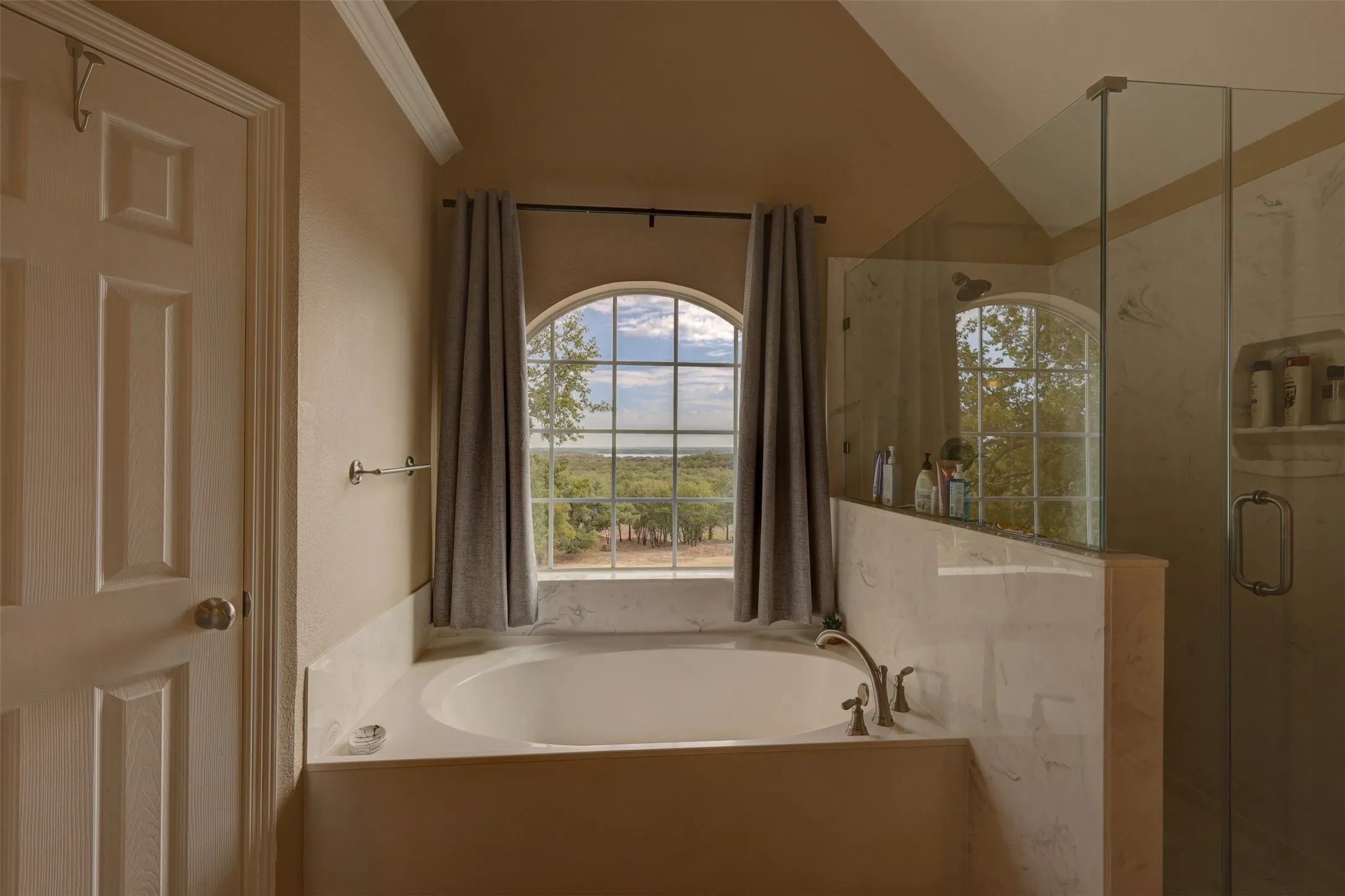 Single Family Residence For Sale in Hill County , 201 Hcr 2127, Whitney, Texas 76692, 5 Bedroom, 3 Bathroom, 2 Garage spaces, 2,388 Sqft, built in 2006, mls#21391397, Real Estate Agent in Whitney, Homes For Sale in Hill county, Homes For Sale in Whitney, Realtor in Whitney Texas, Real Estate Brokerage Independent Realty Texas, Luminita Cordes Realtor