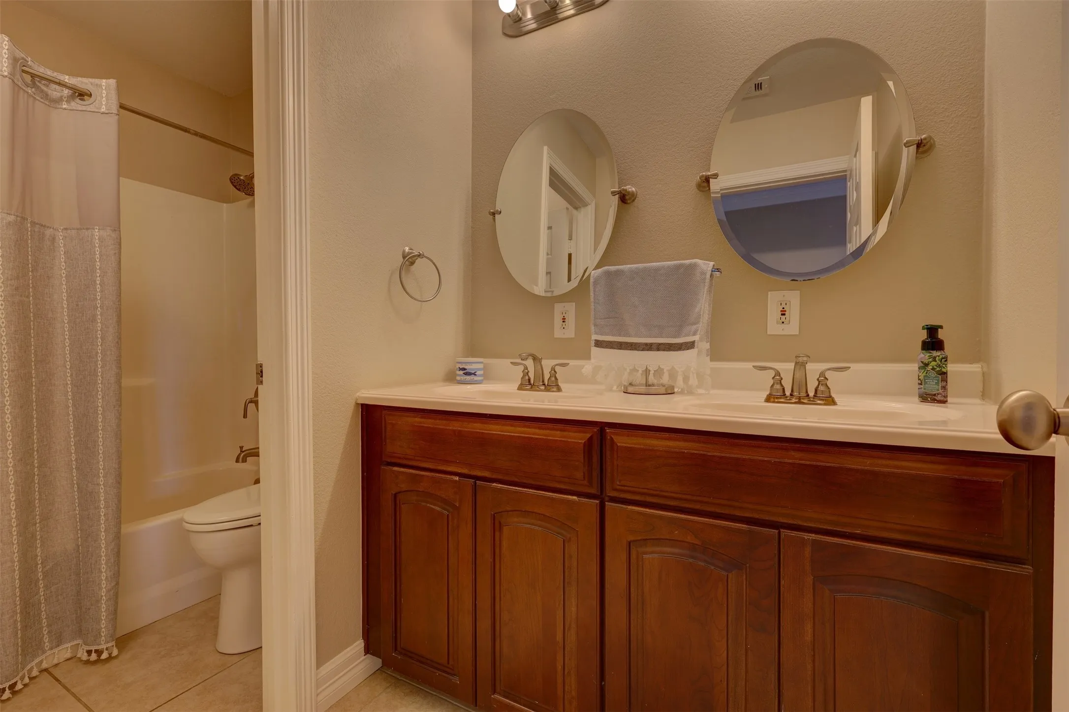 Single Family Residence For Sale in Hill County , 201 Hcr 2127, Whitney, Texas 76692, 5 Bedroom, 3 Bathroom, 2 Garage spaces, 2,388 Sqft, built in 2006, mls#21391397, Real Estate Agent in Whitney, Homes For Sale in Hill county, Homes For Sale in Whitney, Realtor in Whitney Texas, Real Estate Brokerage Independent Realty Texas, Luminita Cordes Realtor