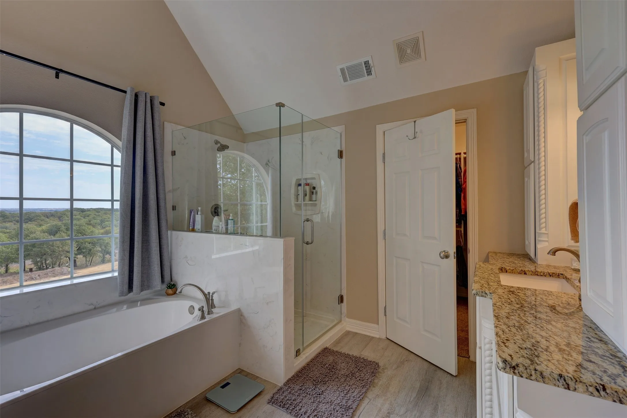 Single Family Residence For Sale in Hill County , 201 Hcr 2127, Whitney, Texas 76692, 5 Bedroom, 3 Bathroom, 2 Garage spaces, 2,388 Sqft, built in 2006, mls#21391397, Real Estate Agent in Whitney, Homes For Sale in Hill county, Homes For Sale in Whitney, Realtor in Whitney Texas, Real Estate Brokerage Independent Realty Texas, Luminita Cordes Realtor