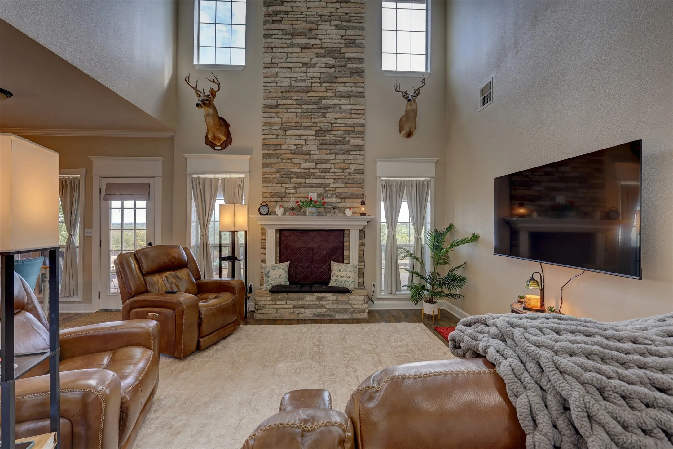 Single Family Residence For Sale in Hill County , 201 Hcr 2127, Whitney, Texas 76692, 5 Bedroom, 3 Bathroom, 2 Garage spaces, 2,388 Sqft, built in 2006, mls#21391397, Real Estate Agent in Whitney, Homes For Sale in Hill county, Homes For Sale in Whitney, Realtor in Whitney Texas, Real Estate Brokerage Independent Realty Texas, Luminita Cordes Realtor