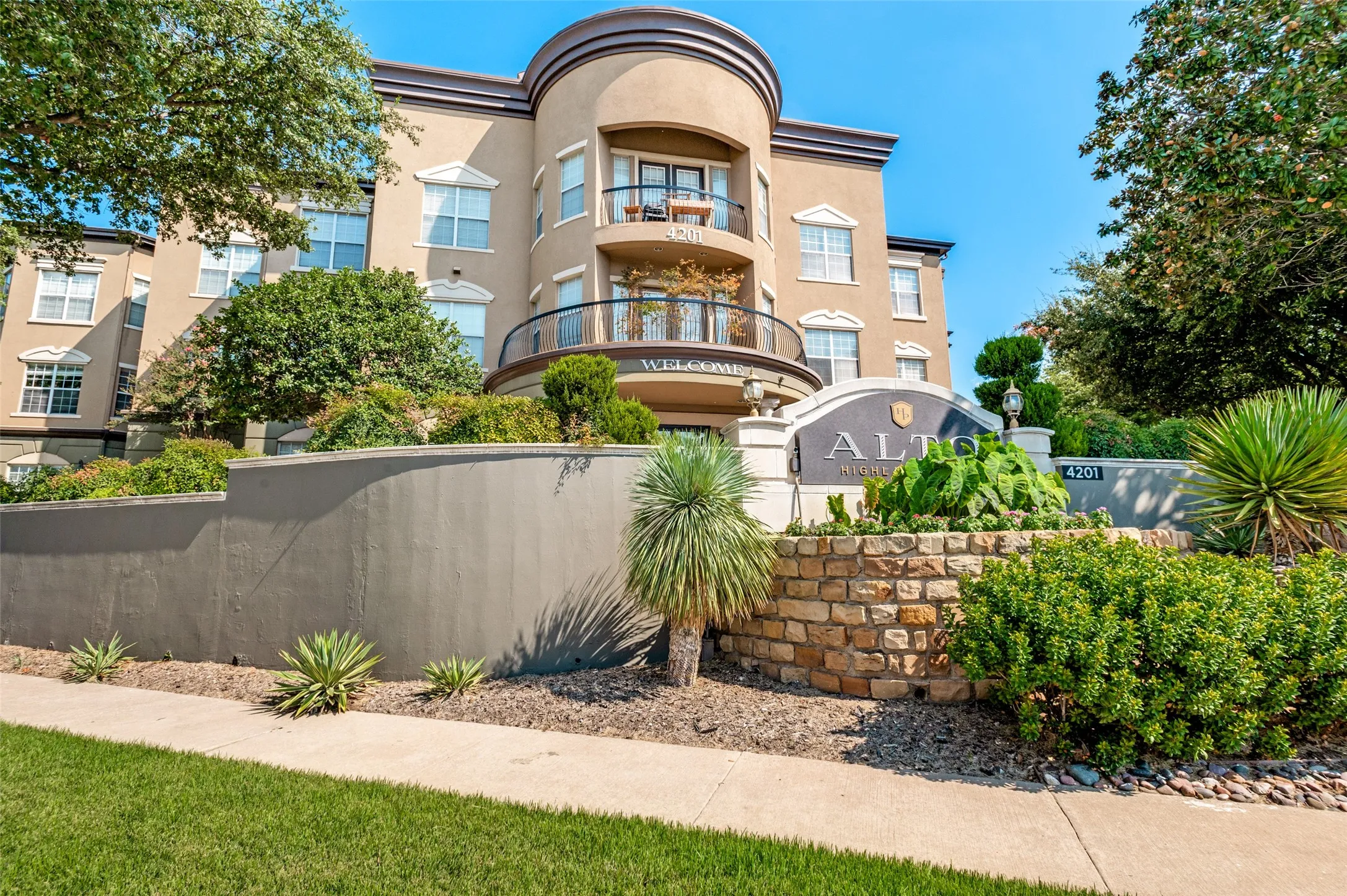 The ALTO Highland Park Leasing Office - Apartments & Brownstones