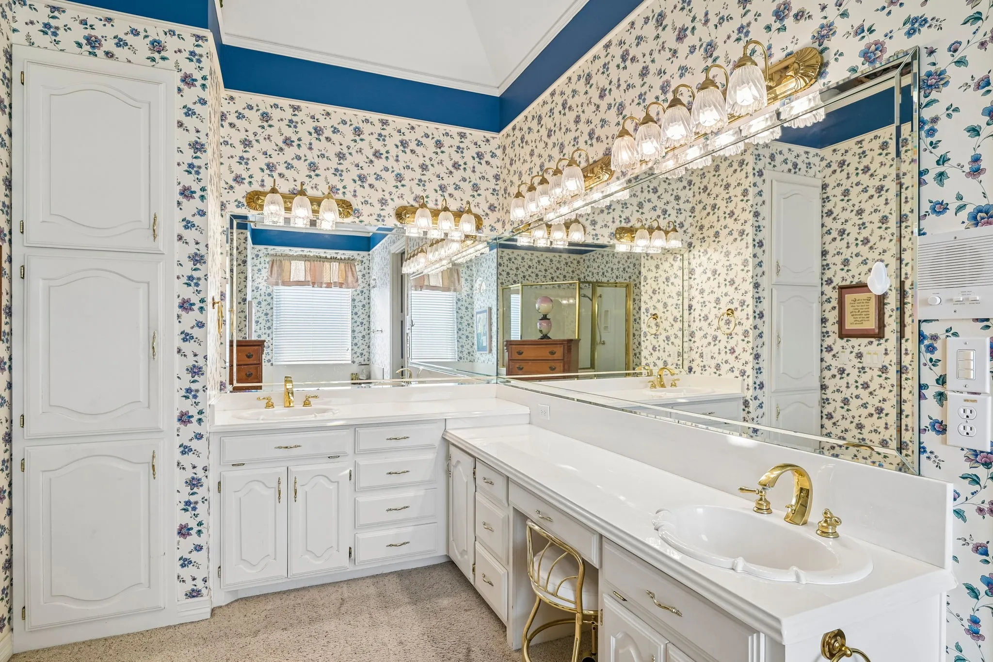 Dual sinks in primary bathroom
