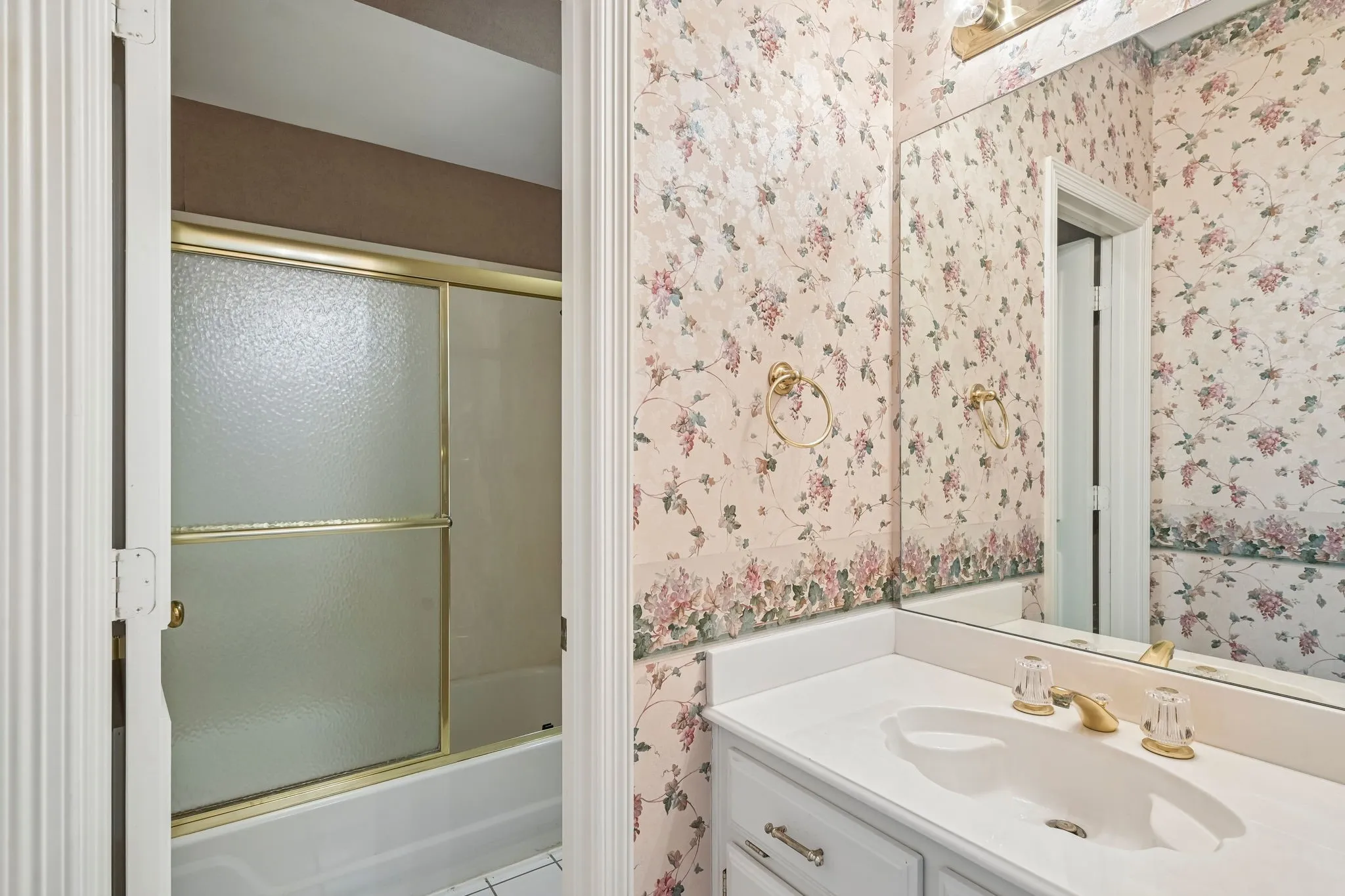 Jack-n-jill bath for bedroom #4