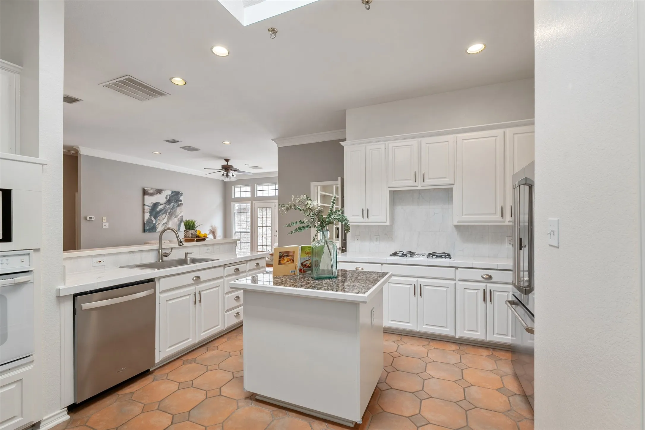 Single Family Residence For Rent in Dallas County , 8620 Forest Glen Drive, Irving, Texas 75063, 3 Bedroom, 2 Bathroom, 2 Garage spaces, 1,660 Sqft, built in 1995, mls#21389931, Real Estate Agent in Irving, Homes For Rent in Dallas county, Homes For Rent in Irving, Realtor in Irving Texas, Real Estate Brokerage Independent Realty Texas, Luminita Cordes Realtor