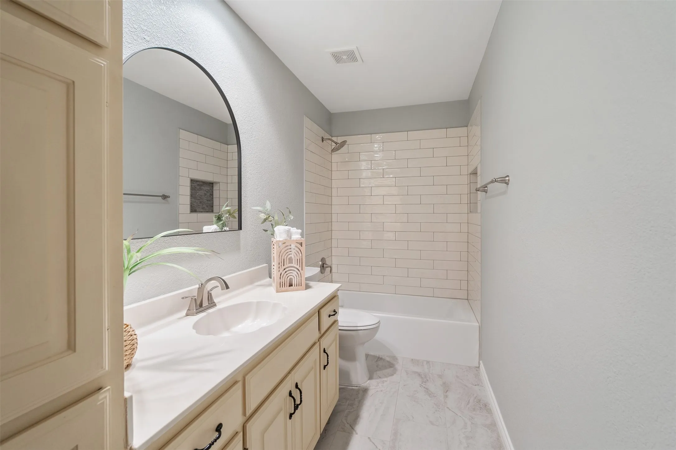 Single Family Residence For Rent in Dallas County , 8620 Forest Glen Drive, Irving, Texas 75063, 3 Bedroom, 2 Bathroom, 2 Garage spaces, 1,660 Sqft, built in 1995, mls#21389931, Real Estate Agent in Irving, Homes For Rent in Dallas county, Homes For Rent in Irving, Realtor in Irving Texas, Real Estate Brokerage Independent Realty Texas, Luminita Cordes Realtor