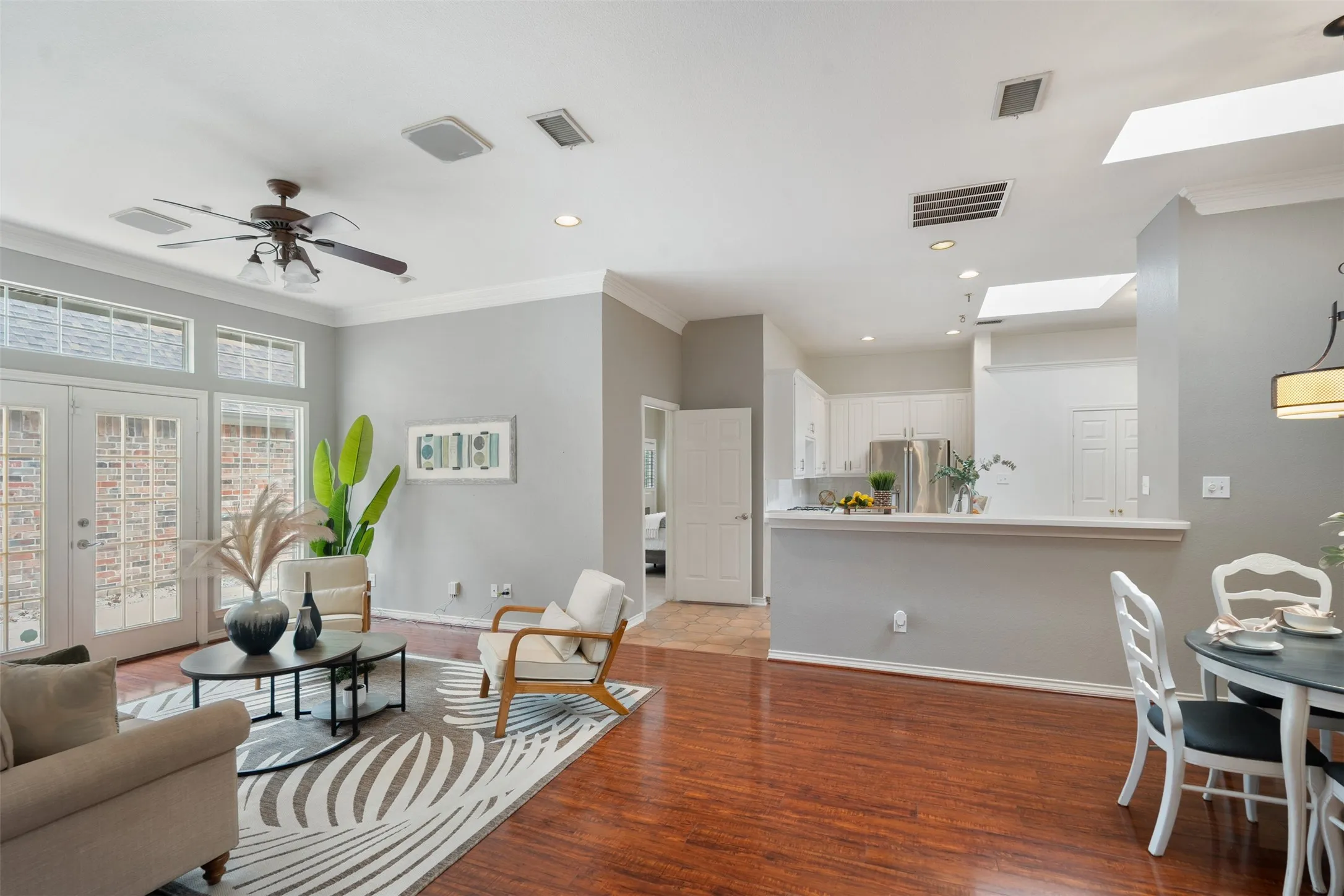 Single Family Residence For Rent in Dallas County , 8620 Forest Glen Drive, Irving, Texas 75063, 3 Bedroom, 2 Bathroom, 2 Garage spaces, 1,660 Sqft, built in 1995, mls#21389931, Real Estate Agent in Irving, Homes For Rent in Dallas county, Homes For Rent in Irving, Realtor in Irving Texas, Real Estate Brokerage Independent Realty Texas, Luminita Cordes Realtor