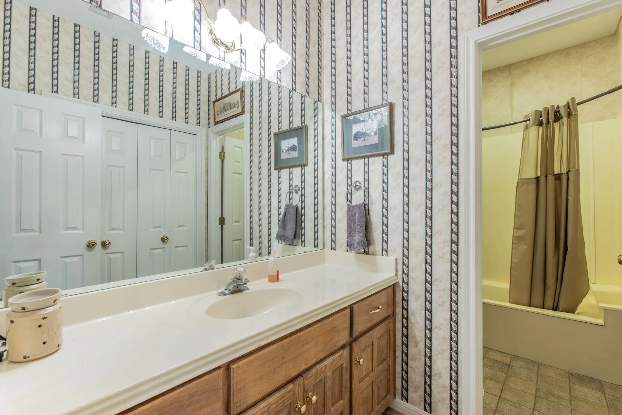Single Family Residence For Sale in Mc Lennan County , 704 Saratoga Drive, Robinson, Texas 76706, 3 Bedroom, 3 Bathroom, 4 Garage spaces, 2,228 Sqft, built in 1998, mls#21391405, Real Estate Agent in Robinson, Homes For Sale in Mc Lennan county, Homes For Sale in Robinson, Realtor in Robinson Texas, Real Estate Brokerage Independent Realty Texas, Luminita Cordes Realtor