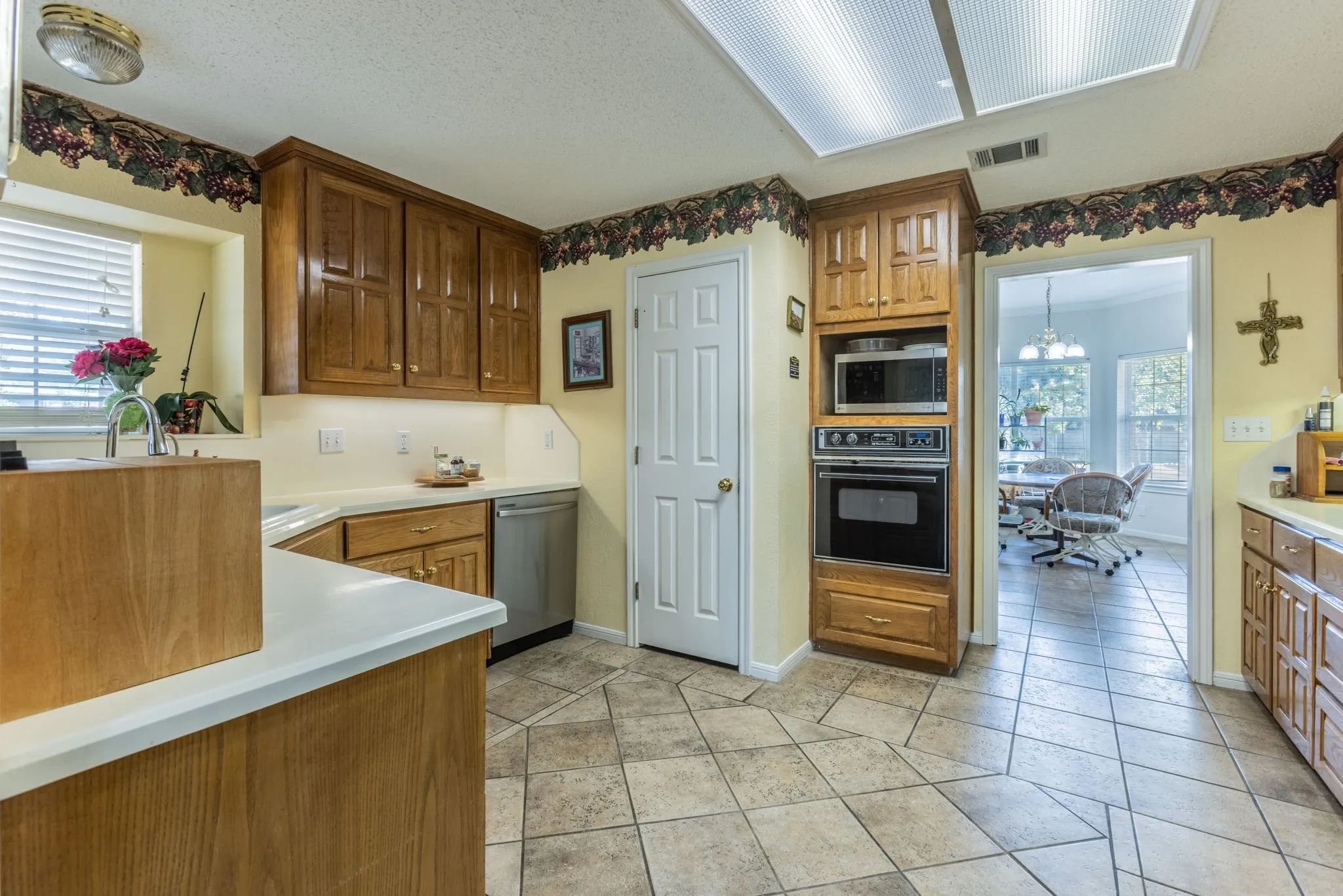 Single Family Residence For Sale in Mc Lennan County , 704 Saratoga Drive, Robinson, Texas 76706, 3 Bedroom, 3 Bathroom, 4 Garage spaces, 2,228 Sqft, built in 1998, mls#21391405, Real Estate Agent in Robinson, Homes For Sale in Mc Lennan county, Homes For Sale in Robinson, Realtor in Robinson Texas, Real Estate Brokerage Independent Realty Texas, Luminita Cordes Realtor