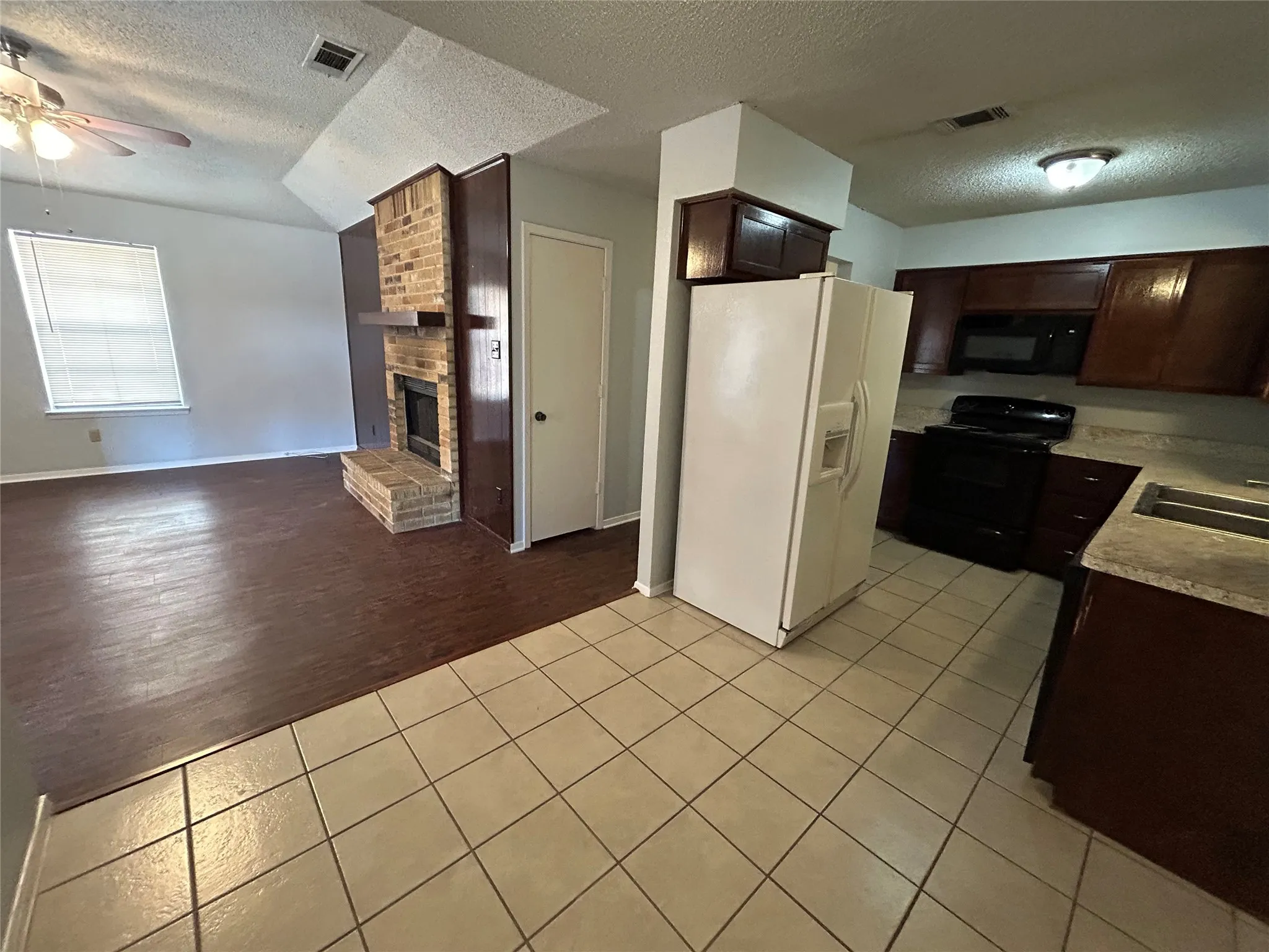 Duplex For Rent in Tarrant County , 7738 Sable Lane, North Richland Hills, Texas 76182, 2 Bedroom, 2 Bathroom, Garage spaces, 1,077 Sqft, built in 1985, mls#21391398, Real Estate Agent in North Richland Hills, Homes For Rent in Tarrant county, Homes For Rent in North Richland Hills, Realtor in North Richland Hills Texas, Real Estate Brokerage Independent Realty Texas, Luminita Cordes Realtor