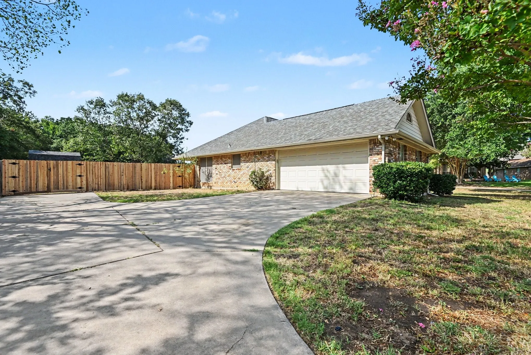 Single Family Residence For Sale in Parker County , 110 Mill Creek Lane, Weatherford, Texas 76087, 3 Bedroom, 2 Bathroom, 2 Garage spaces, 1,674 Sqft, built in 1989, mls#21368355, Real Estate Agent in Weatherford, Homes For Sale in Parker county, Homes For Sale in Weatherford, Realtor in Weatherford Texas, Real Estate Brokerage Independent Realty Texas, Luminita Cordes Realtor