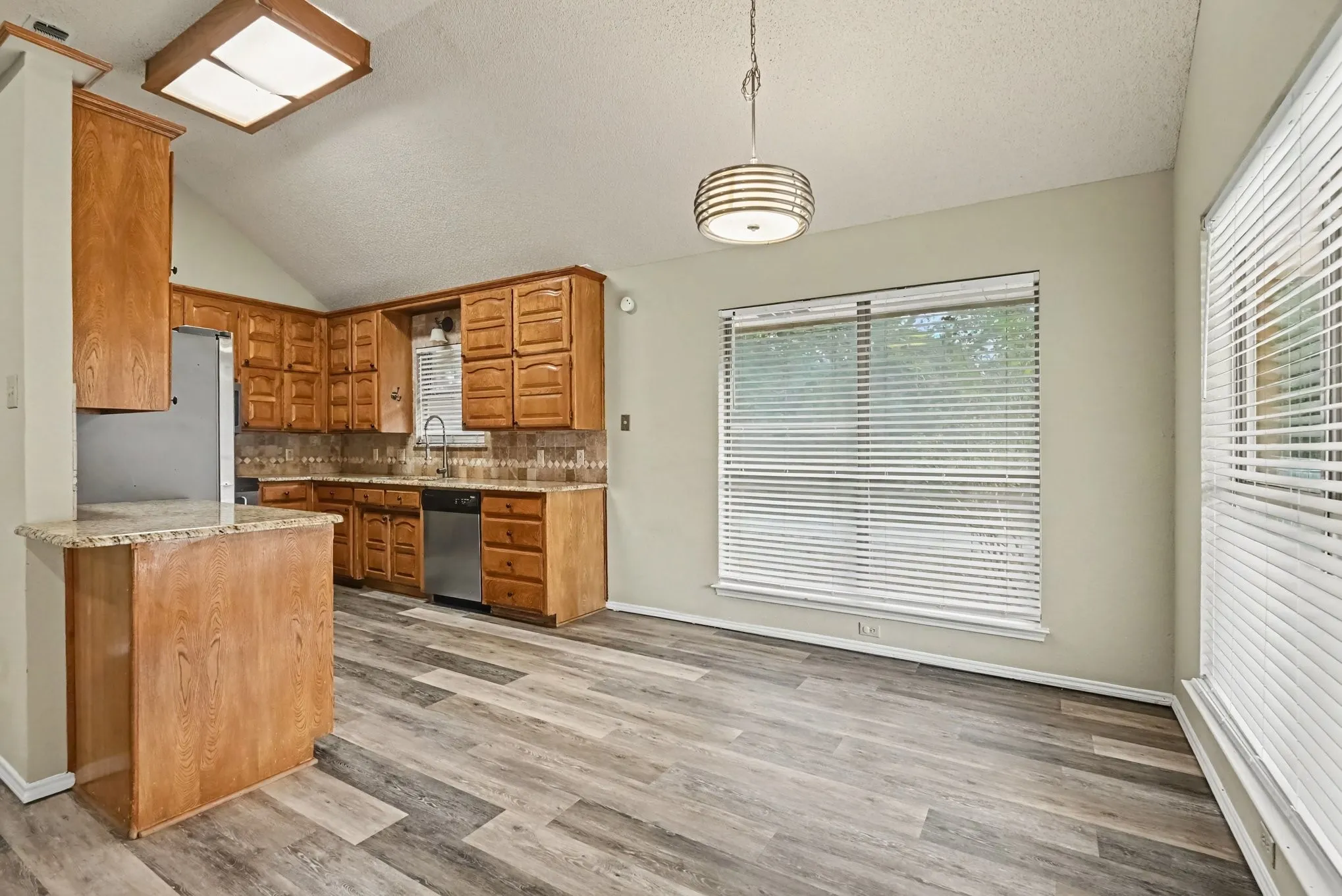 Single Family Residence For Sale in Parker County , 110 Mill Creek Lane, Weatherford, Texas 76087, 3 Bedroom, 2 Bathroom, 2 Garage spaces, 1,674 Sqft, built in 1989, mls#21368355, Real Estate Agent in Weatherford, Homes For Sale in Parker county, Homes For Sale in Weatherford, Realtor in Weatherford Texas, Real Estate Brokerage Independent Realty Texas, Luminita Cordes Realtor