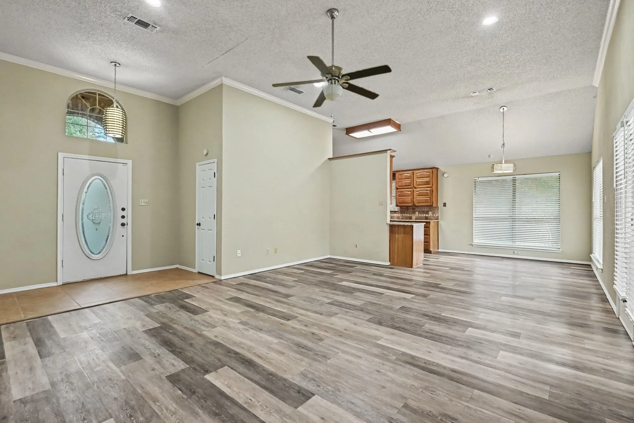 Single Family Residence For Sale in Parker County , 110 Mill Creek Lane, Weatherford, Texas 76087, 3 Bedroom, 2 Bathroom, 2 Garage spaces, 1,674 Sqft, built in 1989, mls#21368355, Real Estate Agent in Weatherford, Homes For Sale in Parker county, Homes For Sale in Weatherford, Realtor in Weatherford Texas, Real Estate Brokerage Independent Realty Texas, Luminita Cordes Realtor
